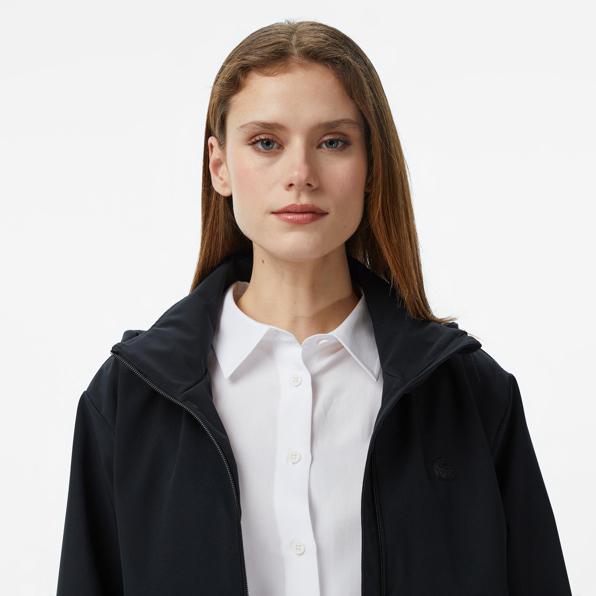 Lacoste Kadın Regular Fit Kapüşonlu Baskılı Siyah Yağmurluk