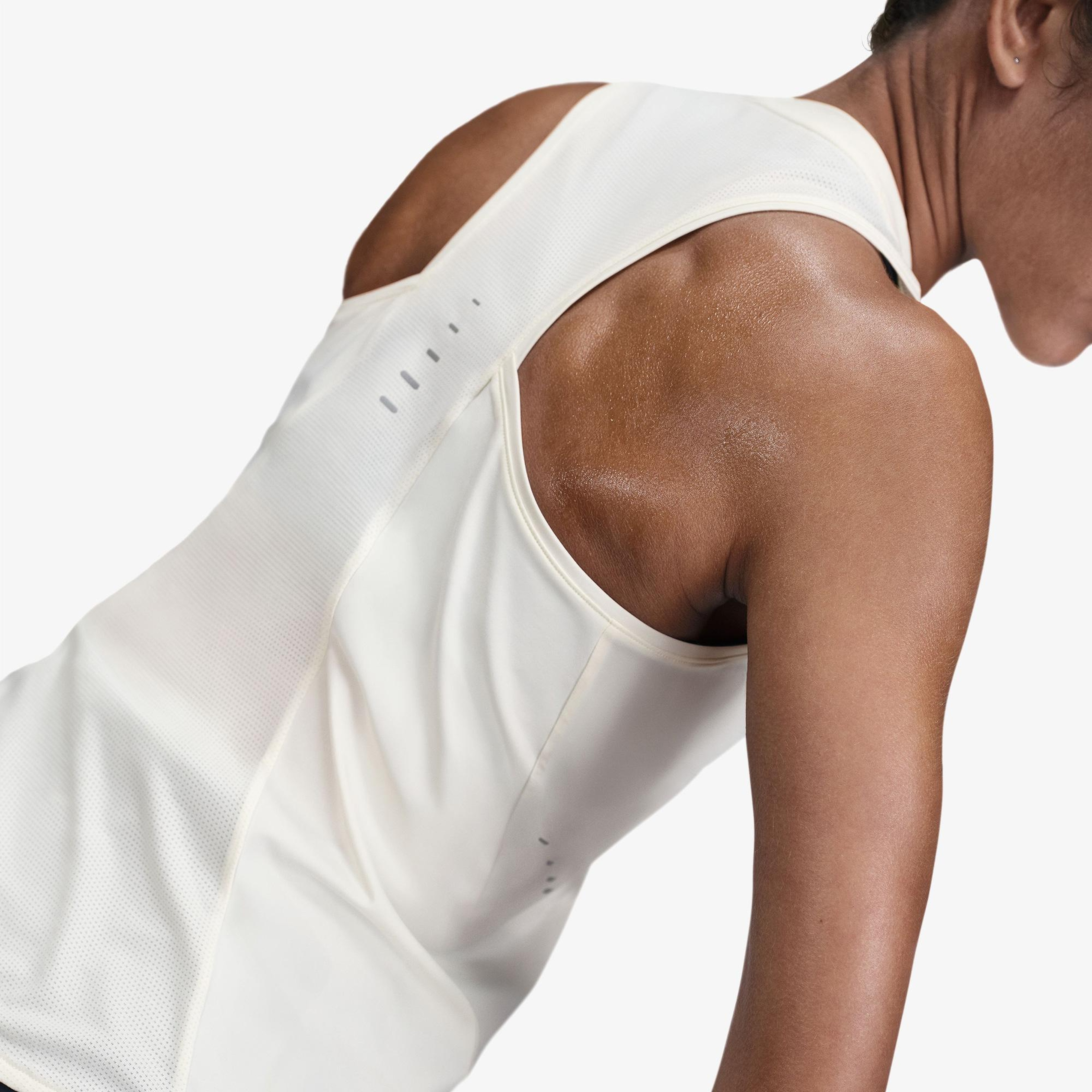 Nike Swift Dri-Fit Kadın Beyaz Kolsuz T-Shirt