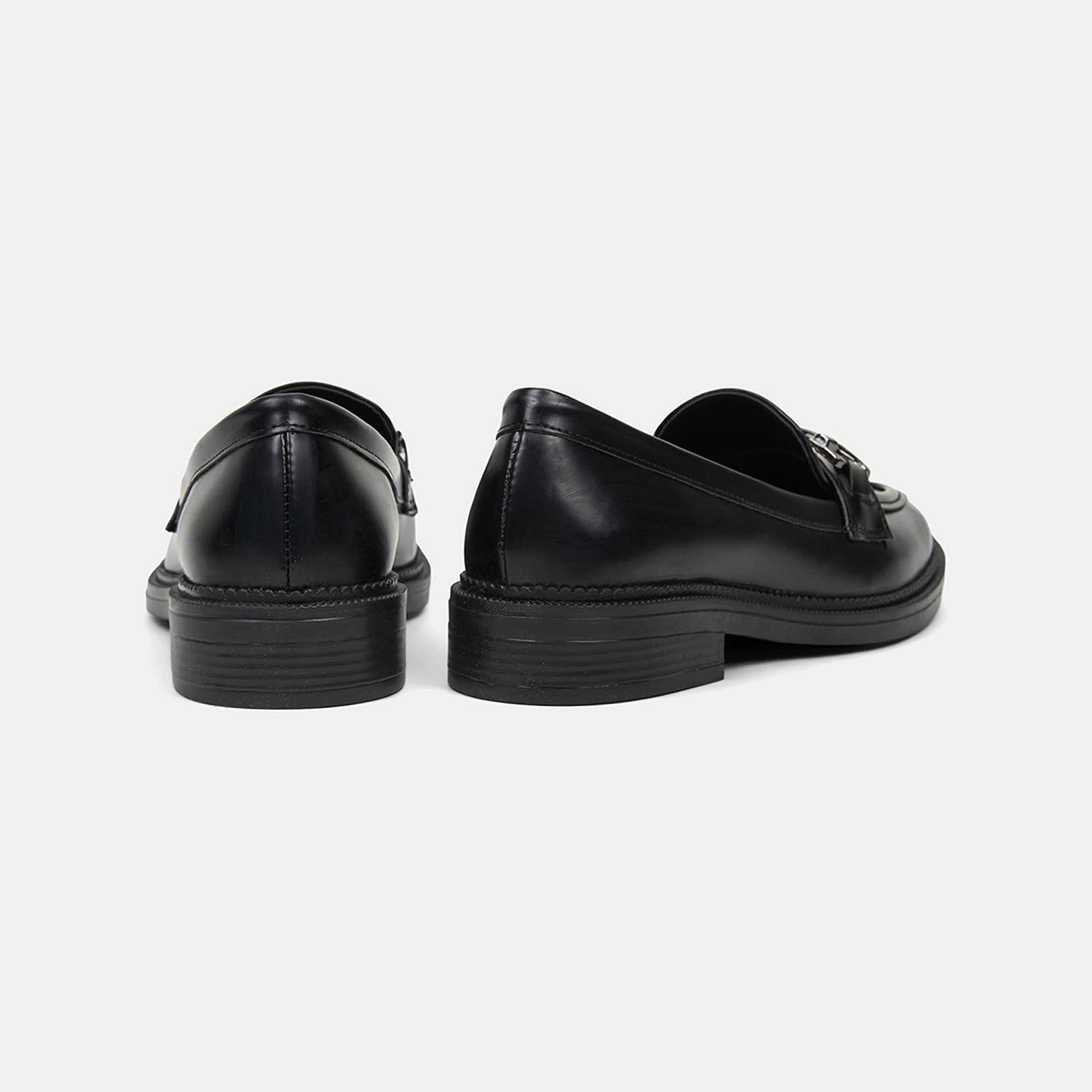 Kadın Siyah Metal Toka Aksesuarlı Loafer