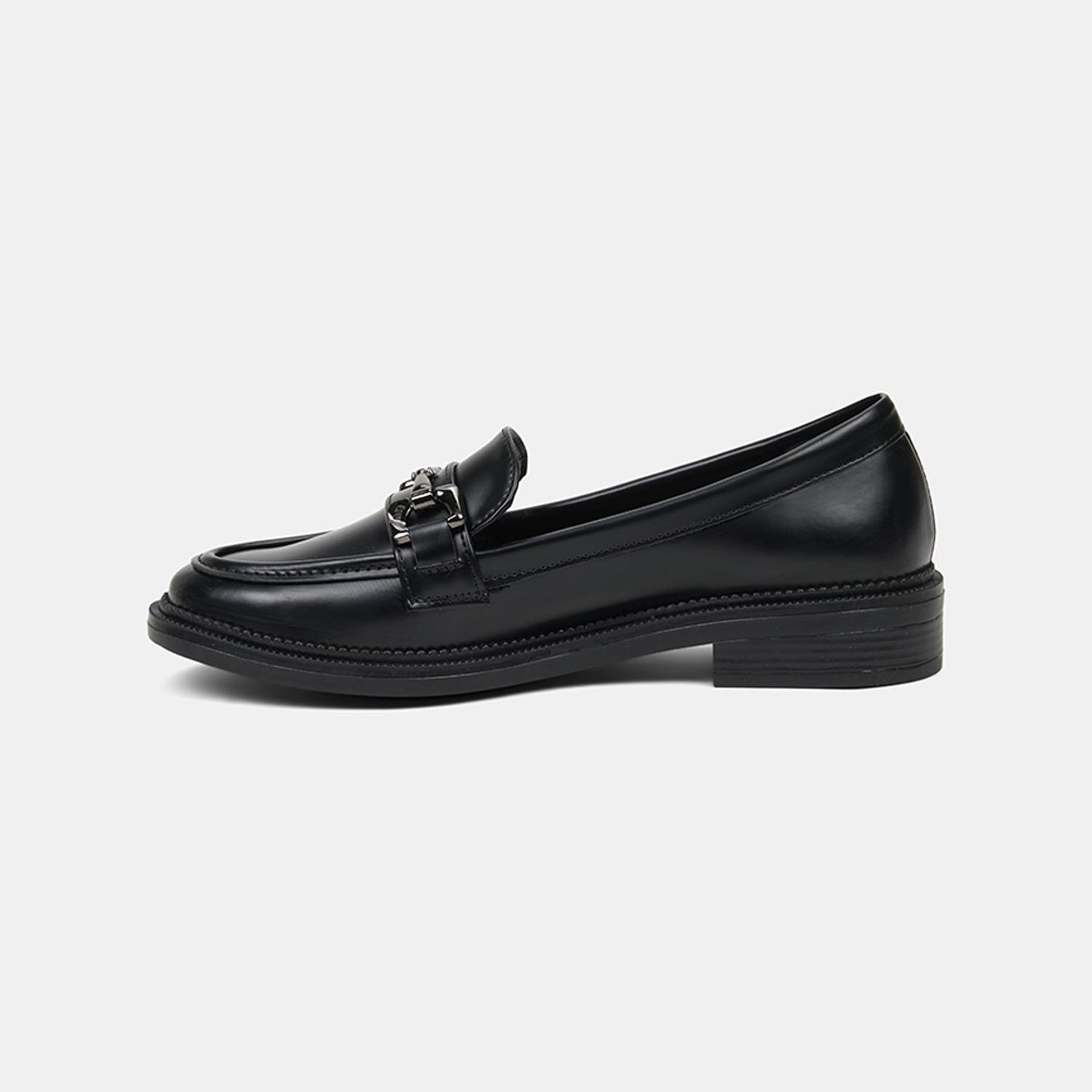 Kadın Siyah Metal Toka Aksesuarlı Loafer