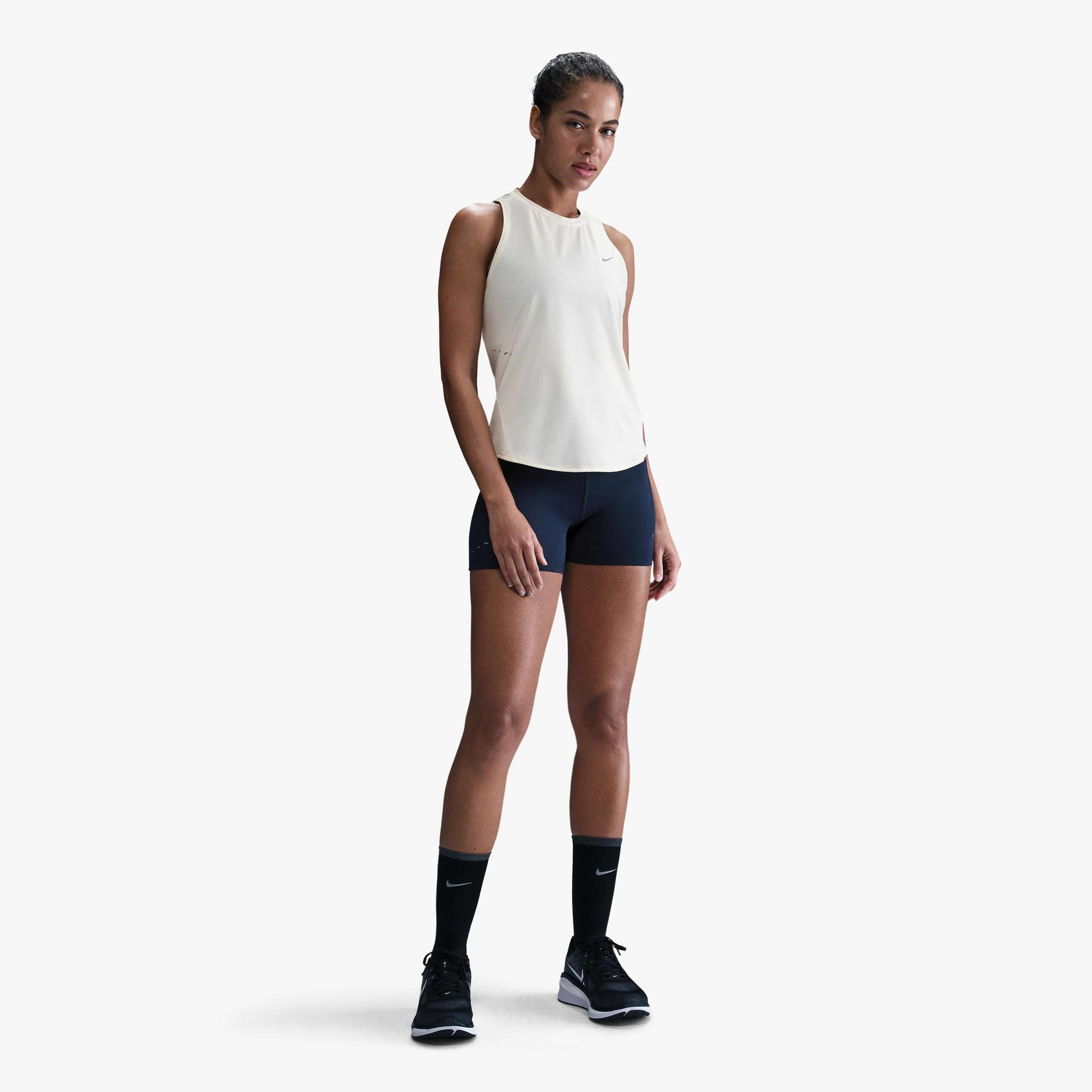 Nike Swift Dri-Fit Kadın Beyaz Kolsuz T-Shirt