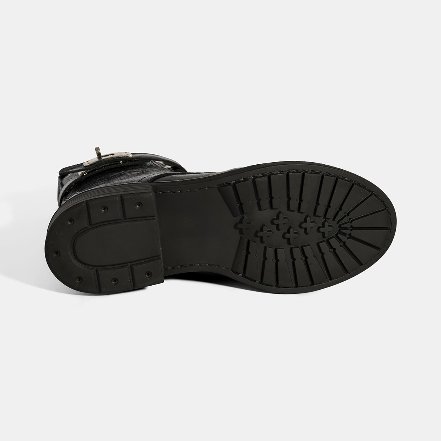 Kadın Siyah Bağcıklı Metal Aksesuarlı Deri Postal Bot