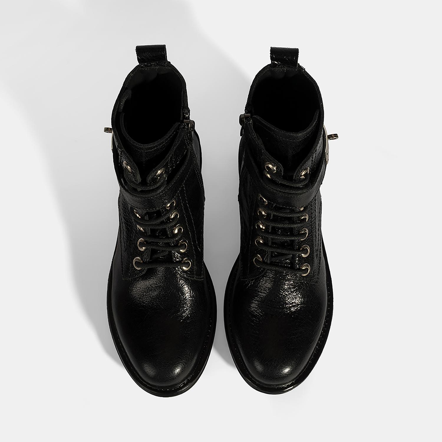 Kadın Siyah Bağcıklı Metal Aksesuarlı Deri Postal Bot