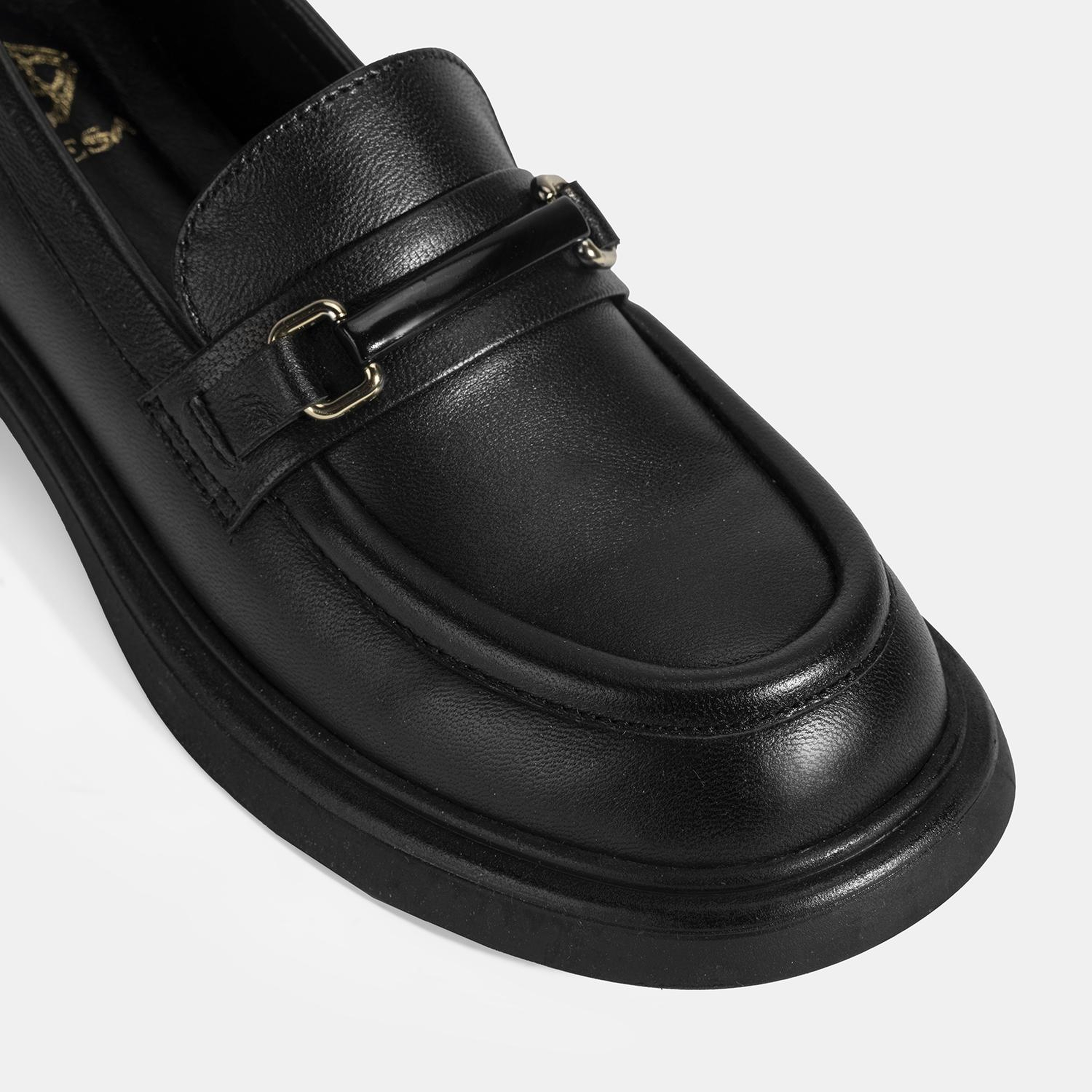 Kadın Siyah Metal Toka Detaylı Deri Loafer