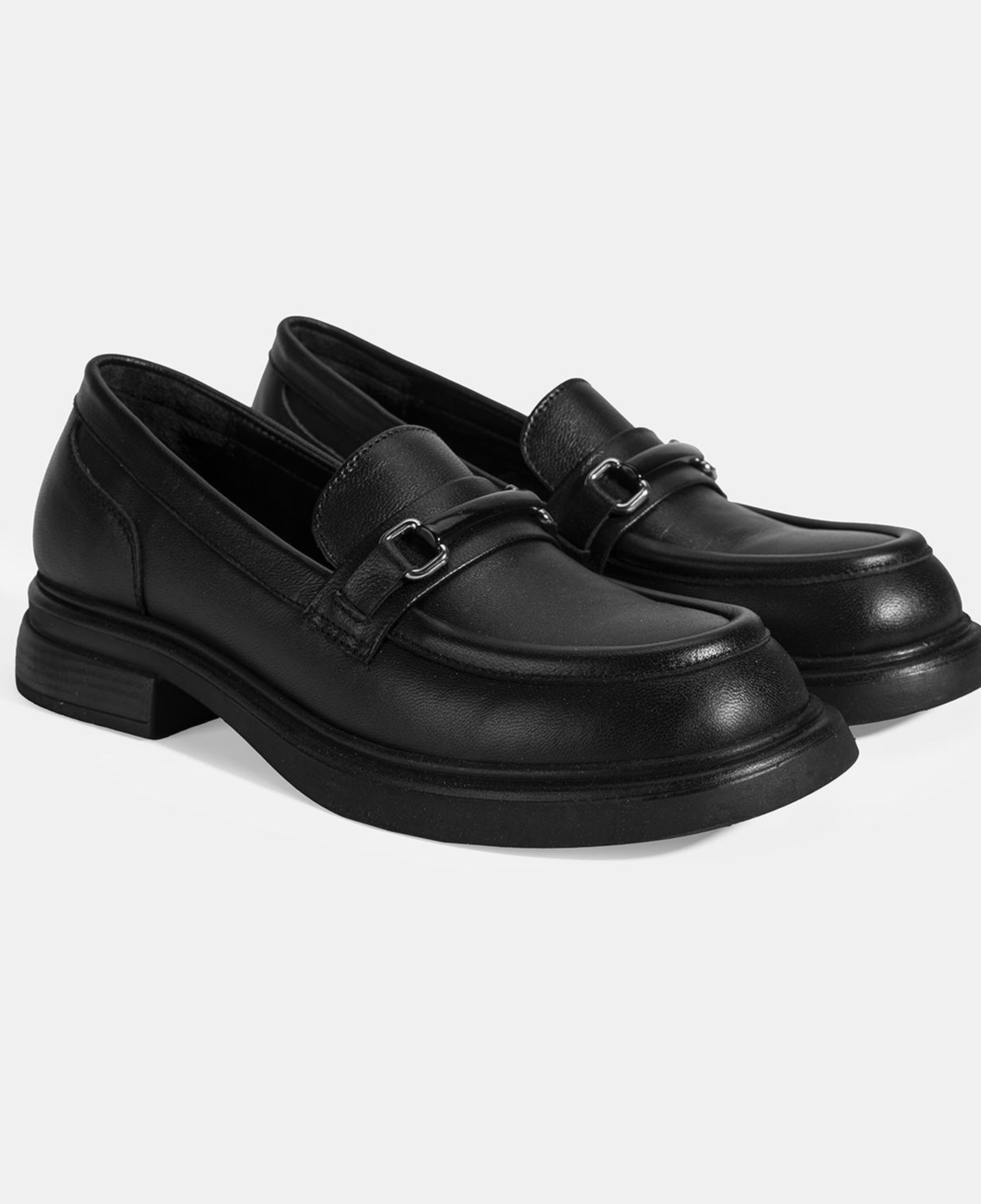 Kadın Siyah Metal Toka Detaylı Deri Loafer