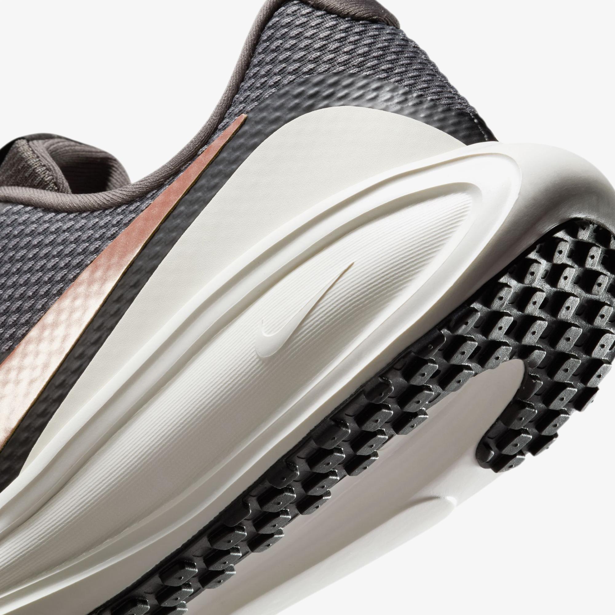 Nike Revolution 8 Kadın Gri Koşu Ayakkabısı