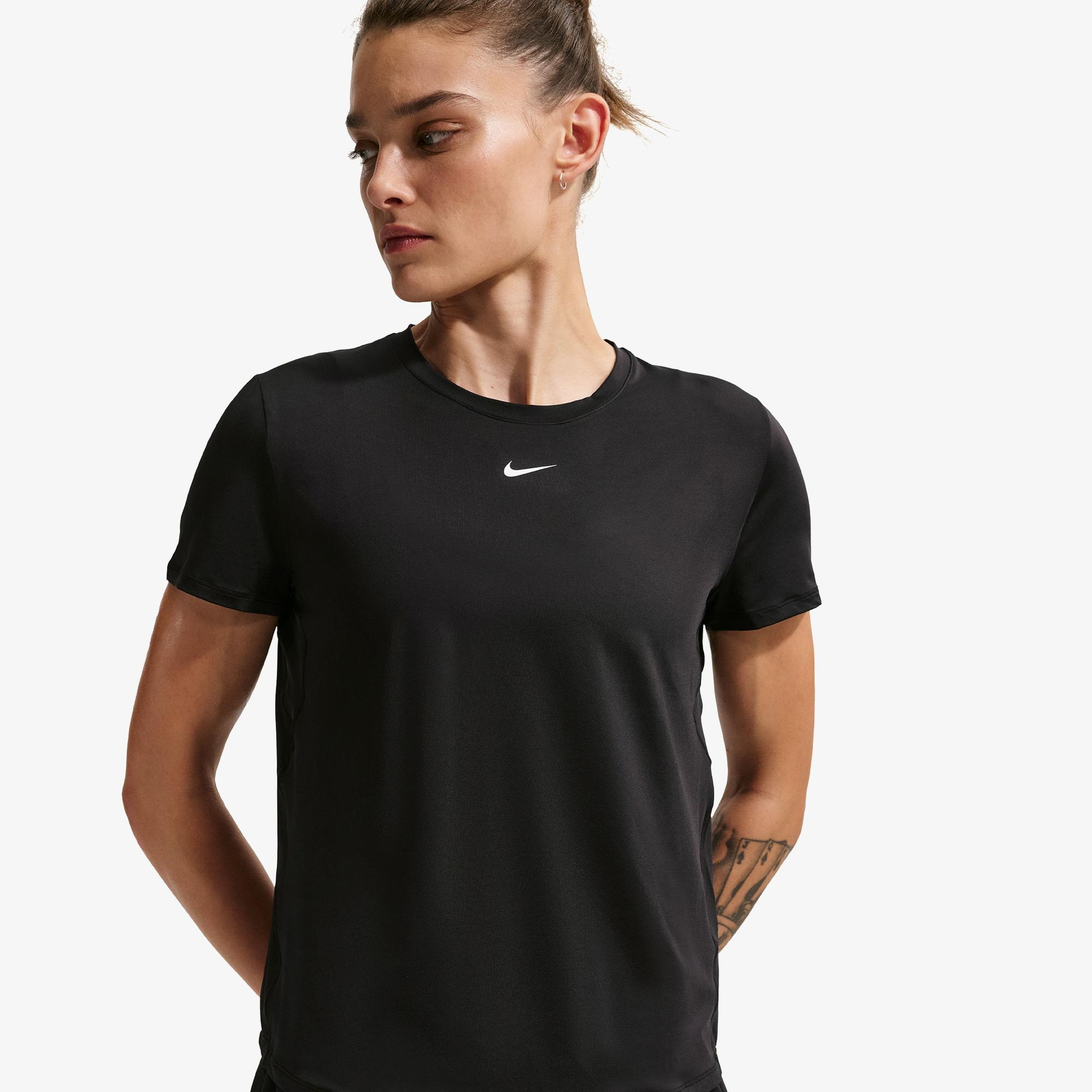Nike One Classic Dri-Fit Kadın Siyah T-Shirt