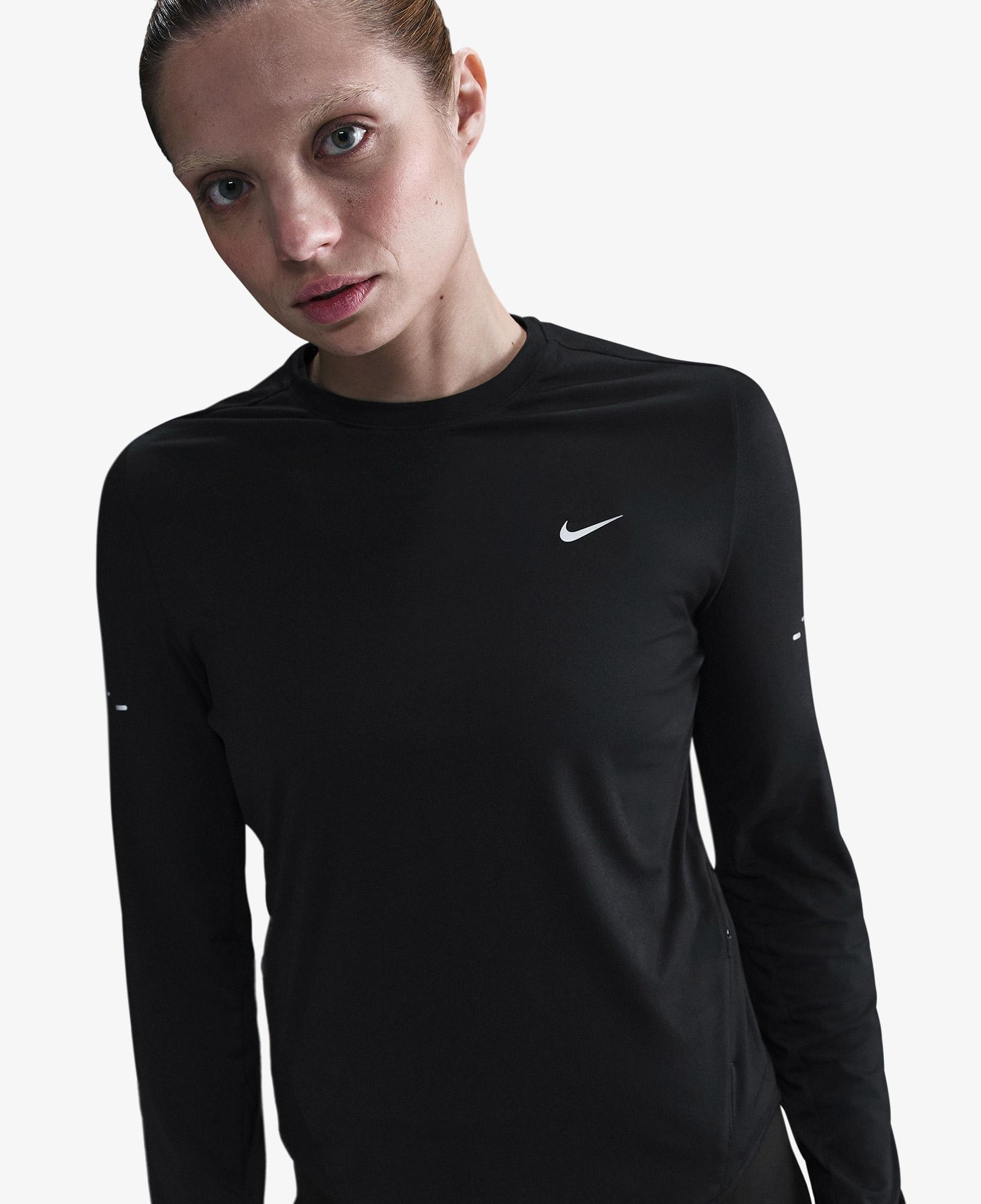 Nike Swift Dri-Fit Kadın Siyah T-Shirt