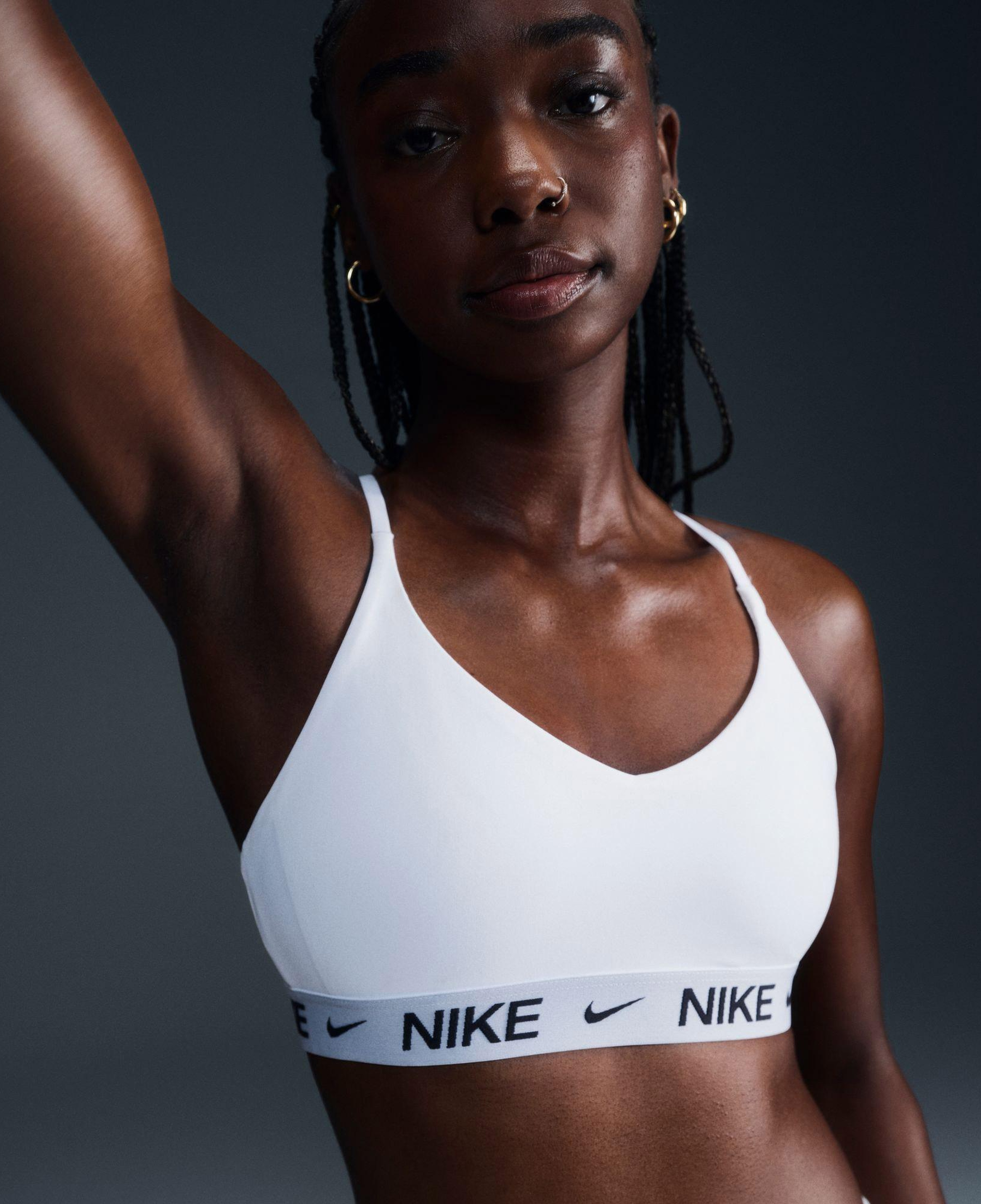 Nike Dri-Fit Indy Hafif Destekli Kadın Beyaz Bra