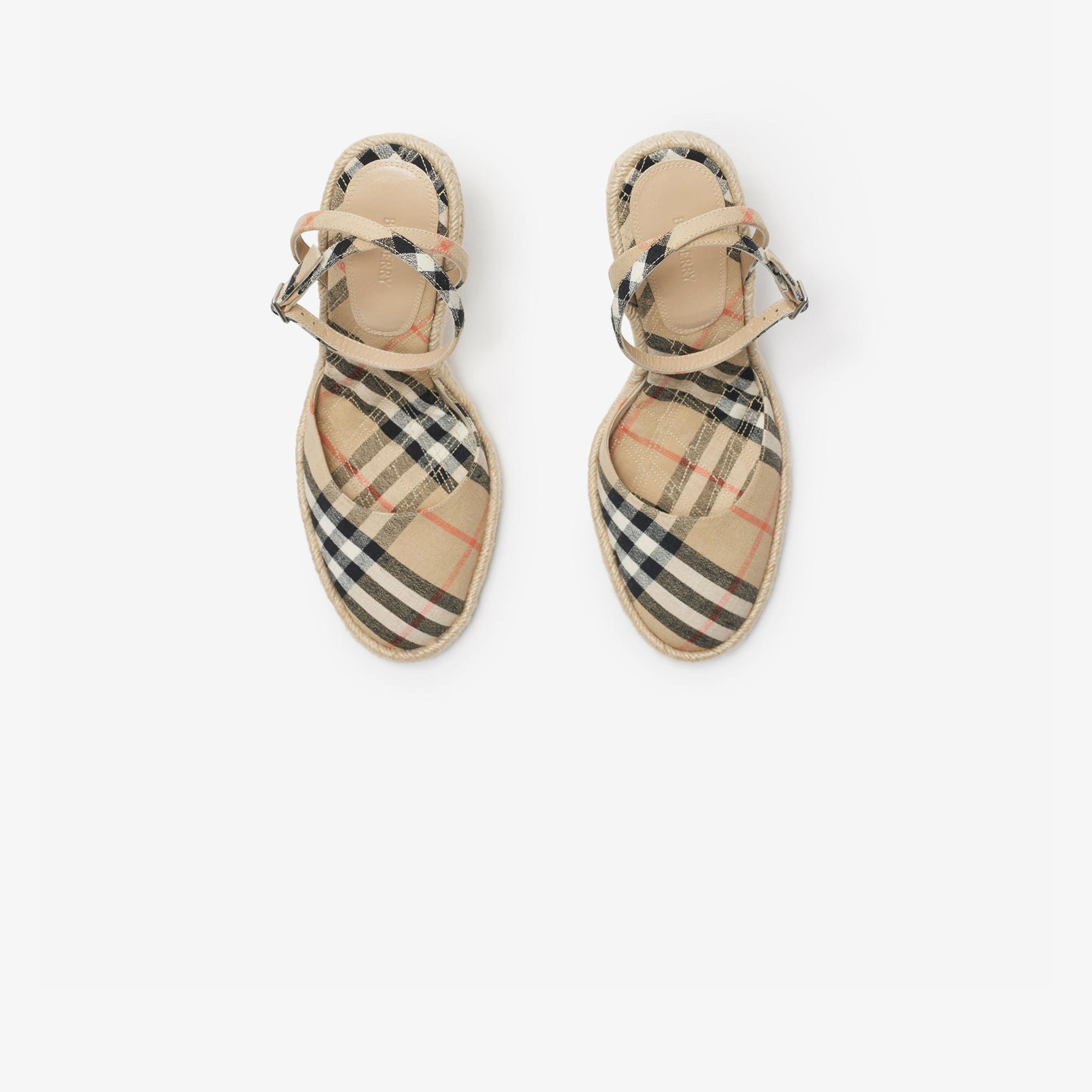 Burberry Mews Pumps Kadın Bej Espadril