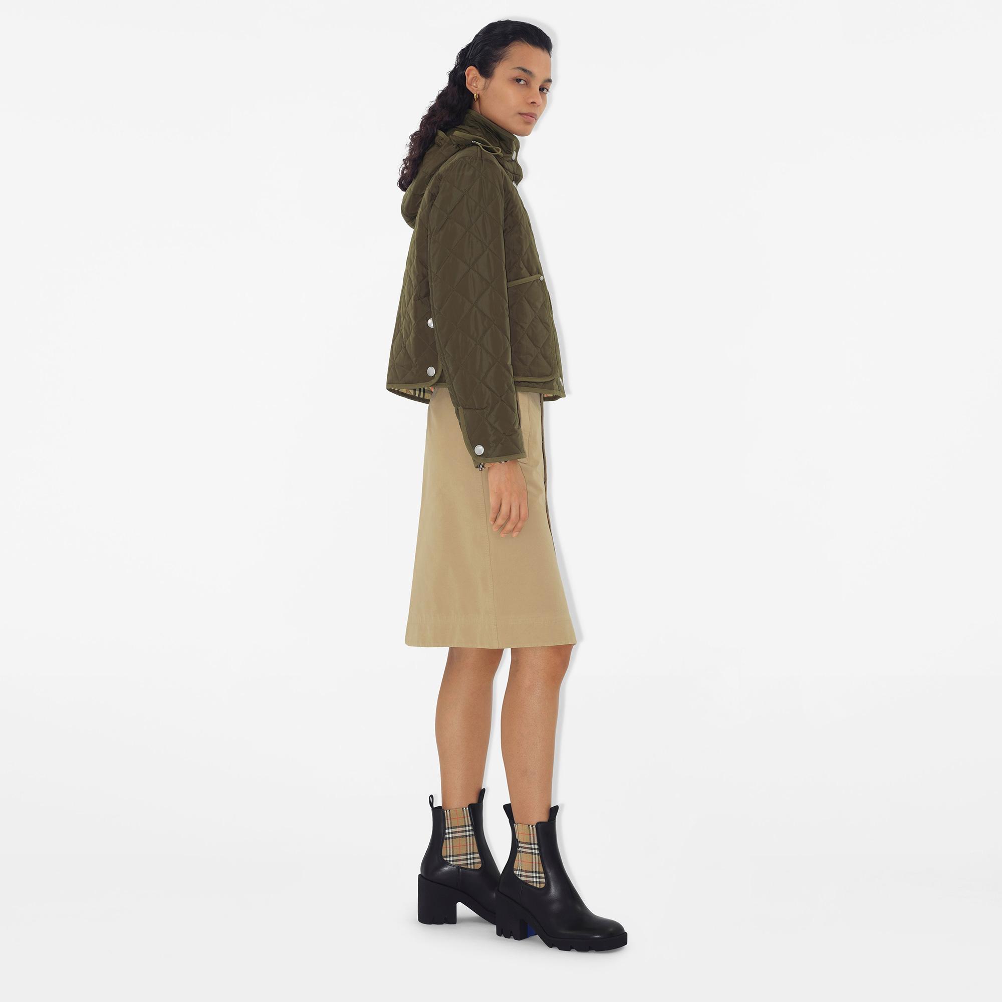 Burberry Leather Stride Chelsea Kadın Siyah Bot