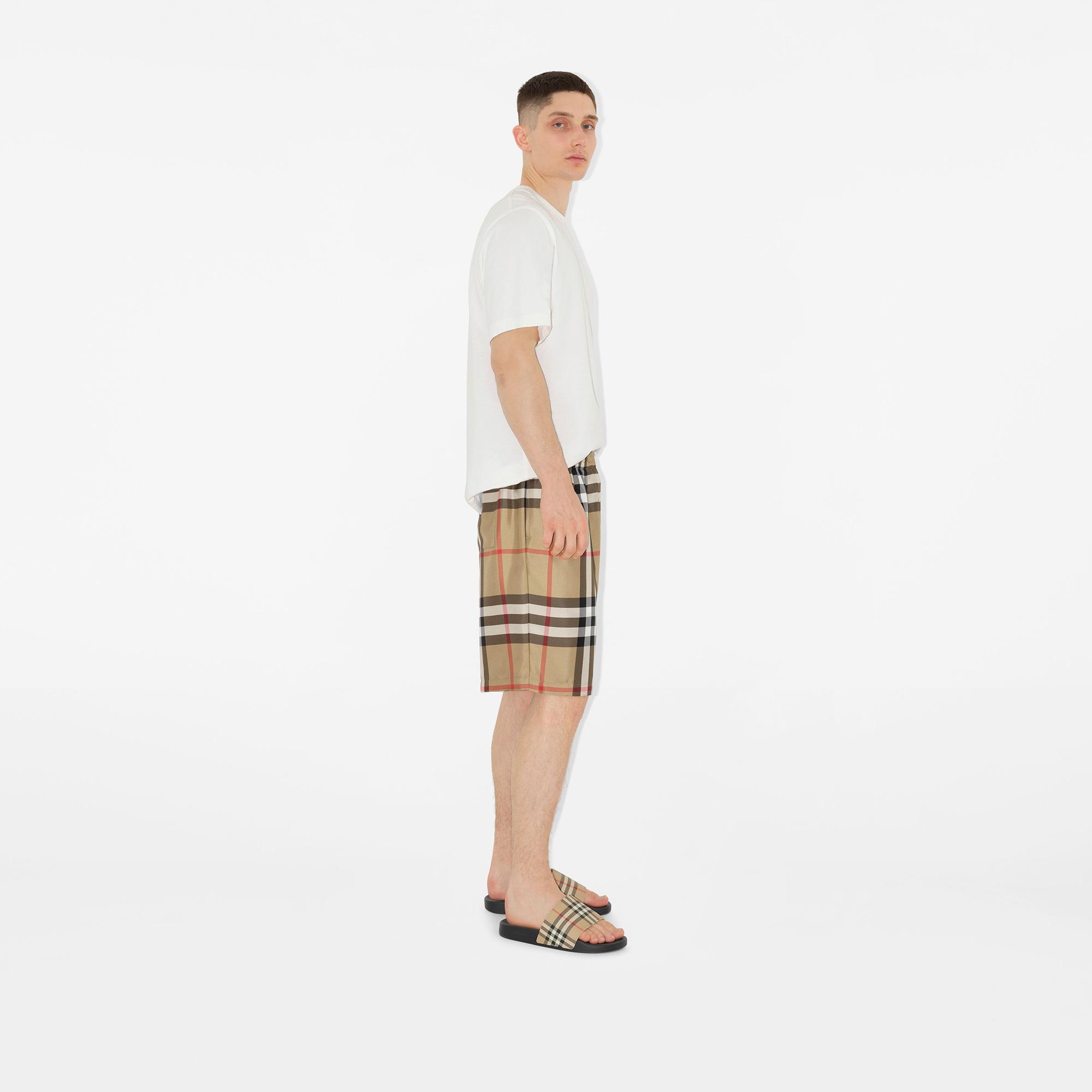 Burberry Bradeston Silk Erkek Bej Şort