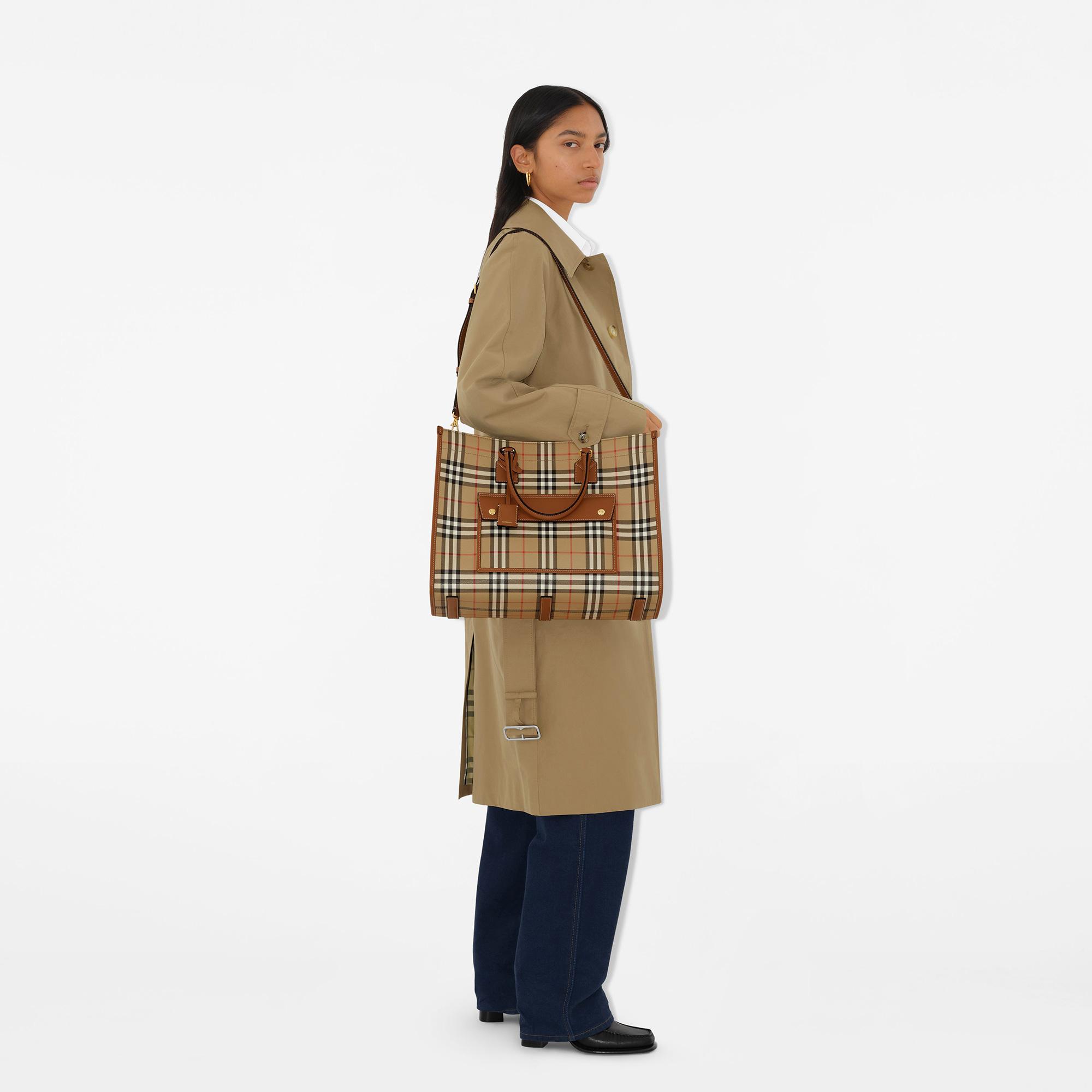 Burberry Freya Tote Kadın Bej Omuz Çantası