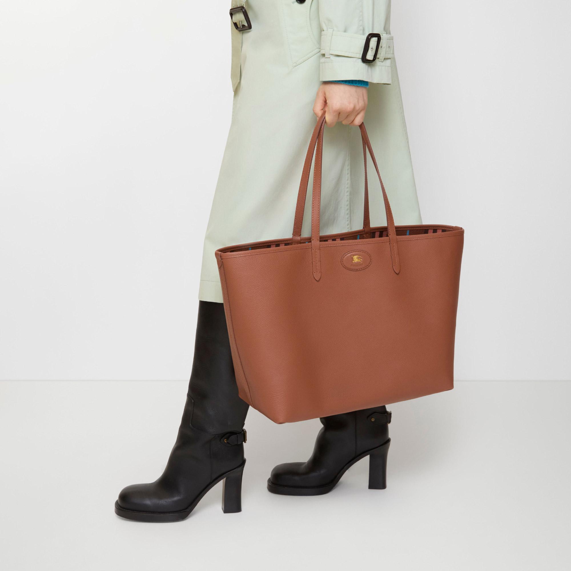 Burberry Reversıble Tote Kadın Kahverengi Omuz Çantası