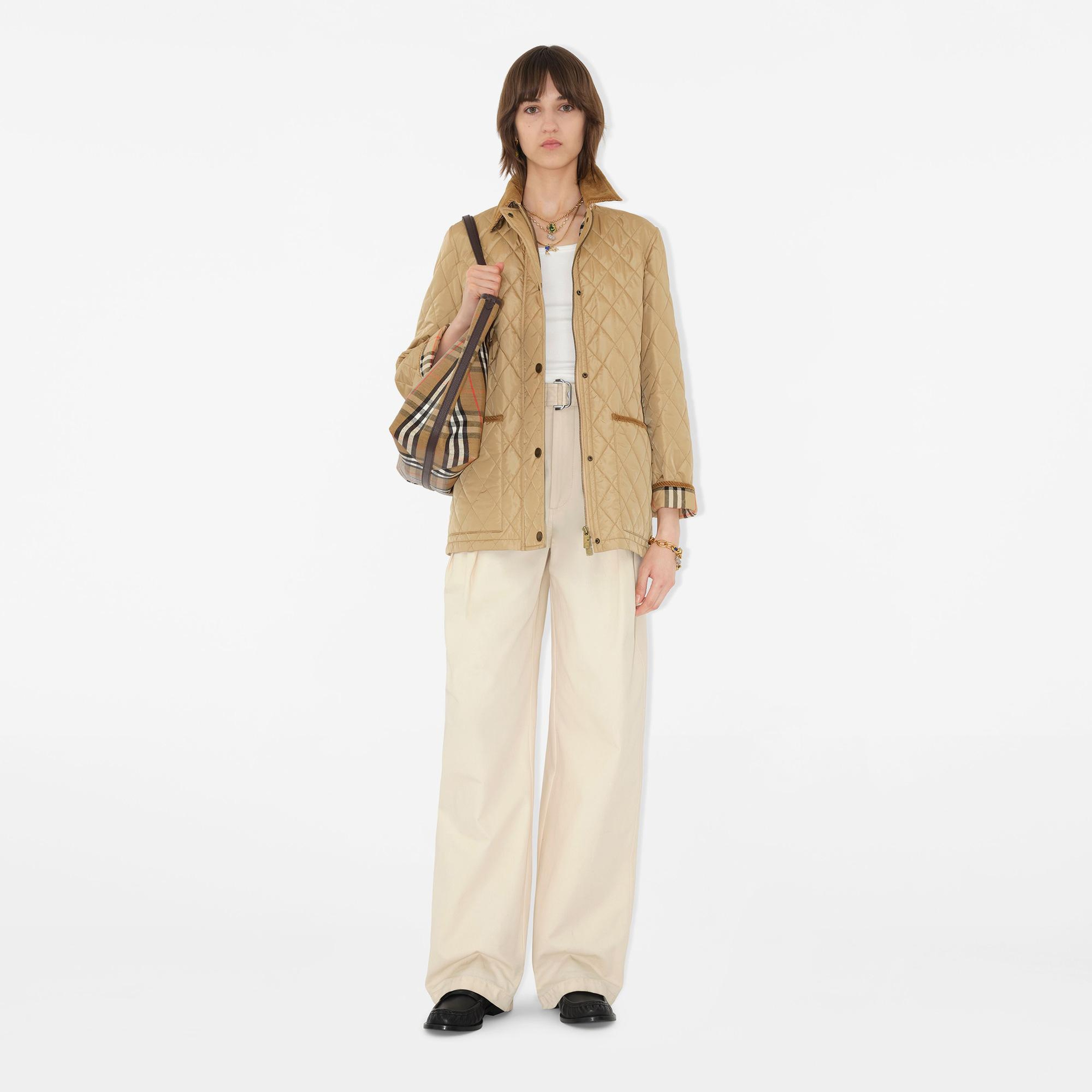 Burberry Quilted Nylon Barn Kadın Bej Mont