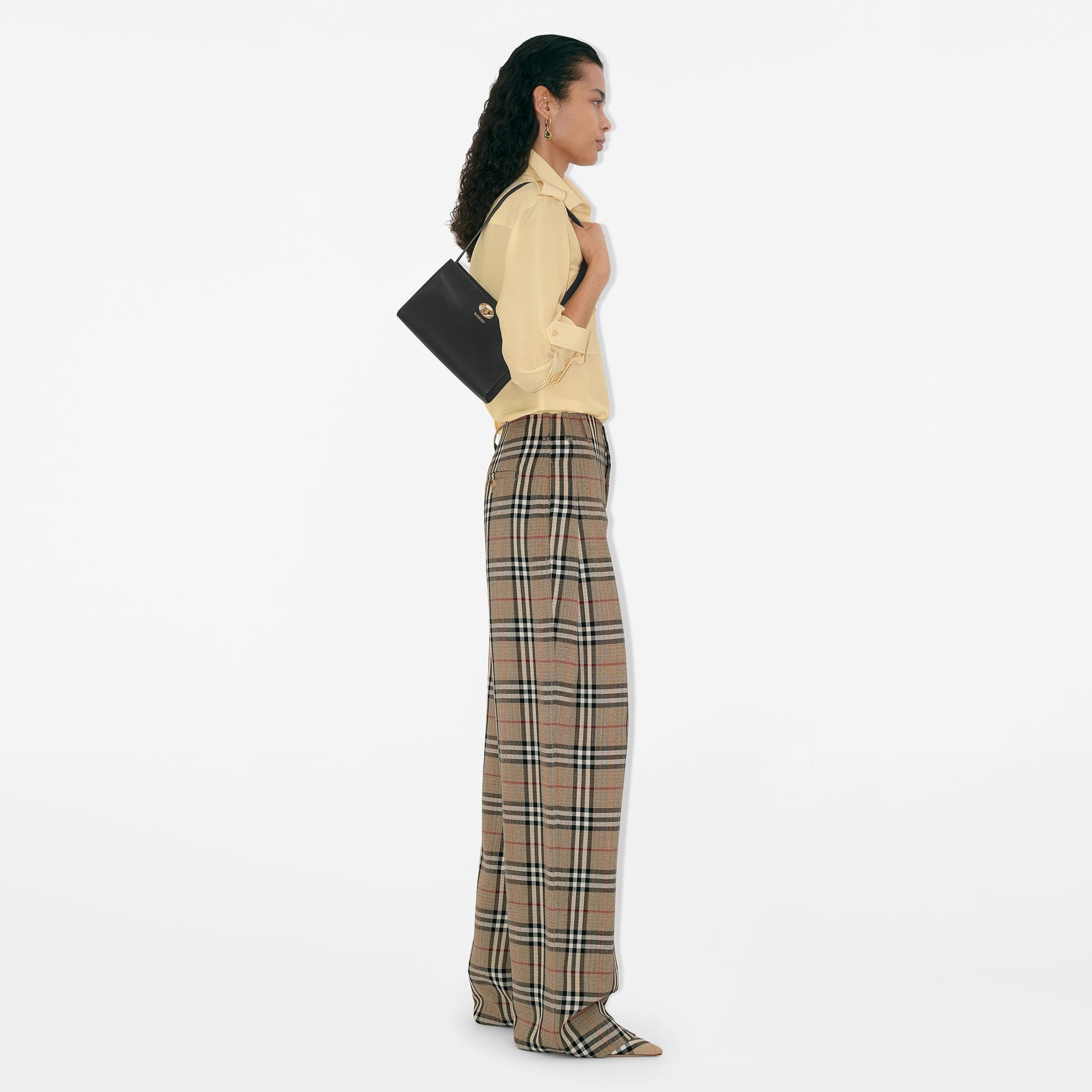 Burberry Cotswolds Pouch Kadın Siyah Çanta