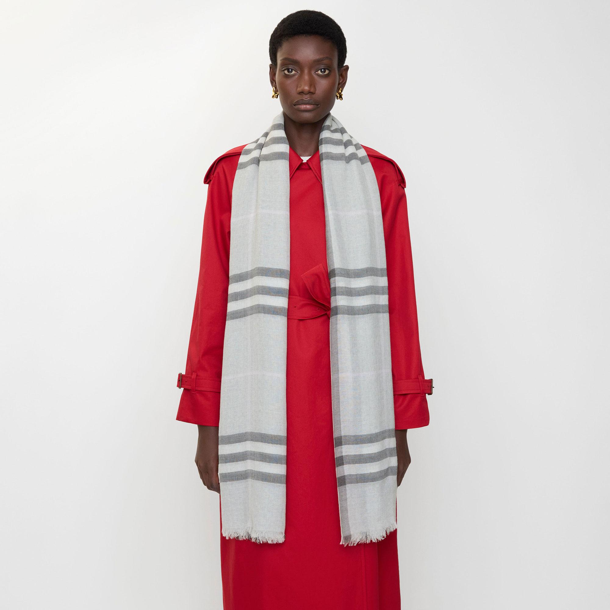 Burberry Giant Wide Check Wool Kadın Gri Atkı