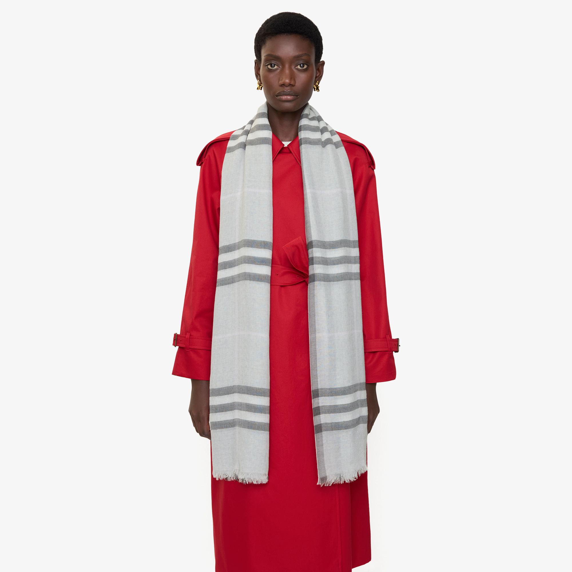 Burberry Giant Wide Check Wool Kadın Gri Atkı