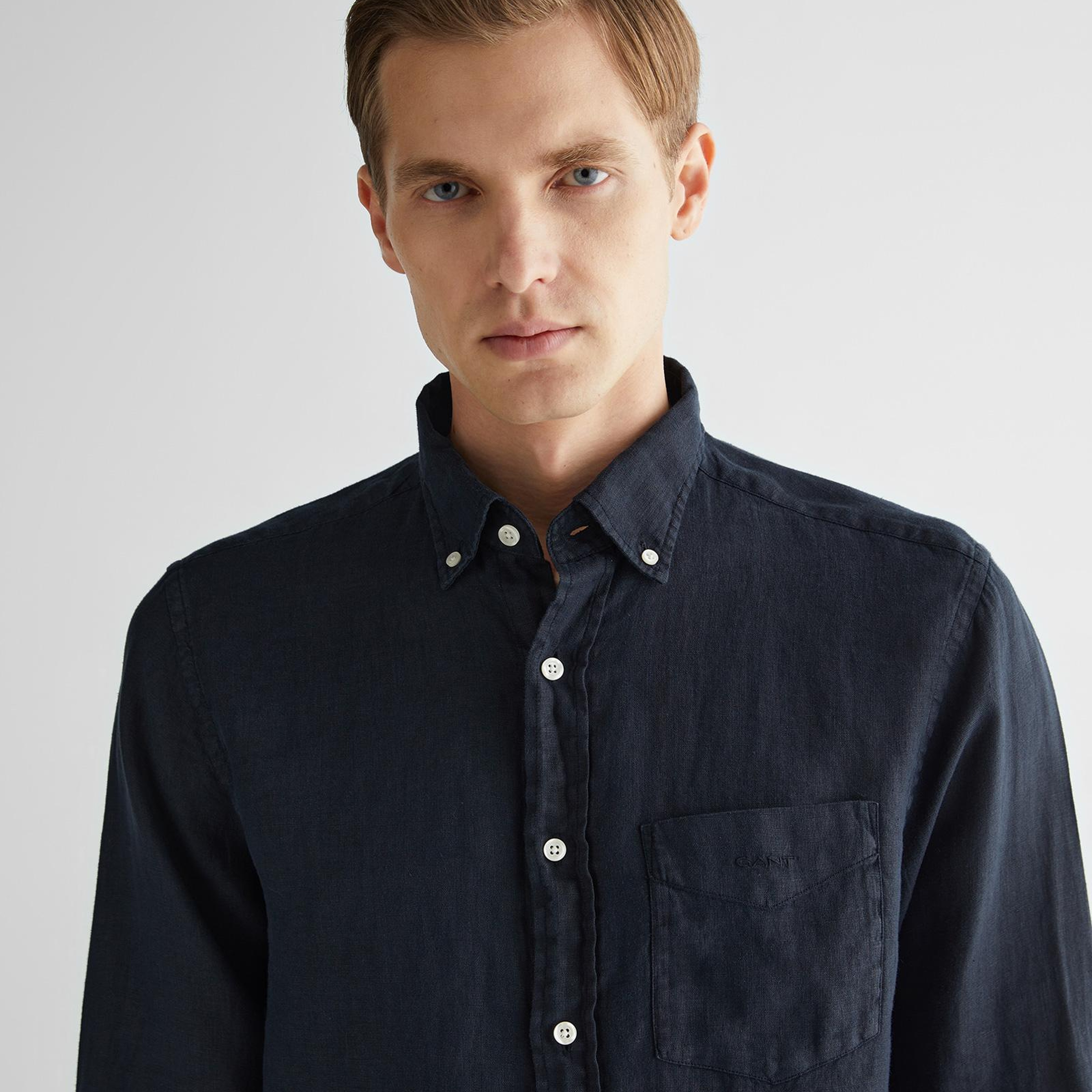 GANT Erkek Siyah Regular Fit Düğmeli Yaka Keten Gömlek