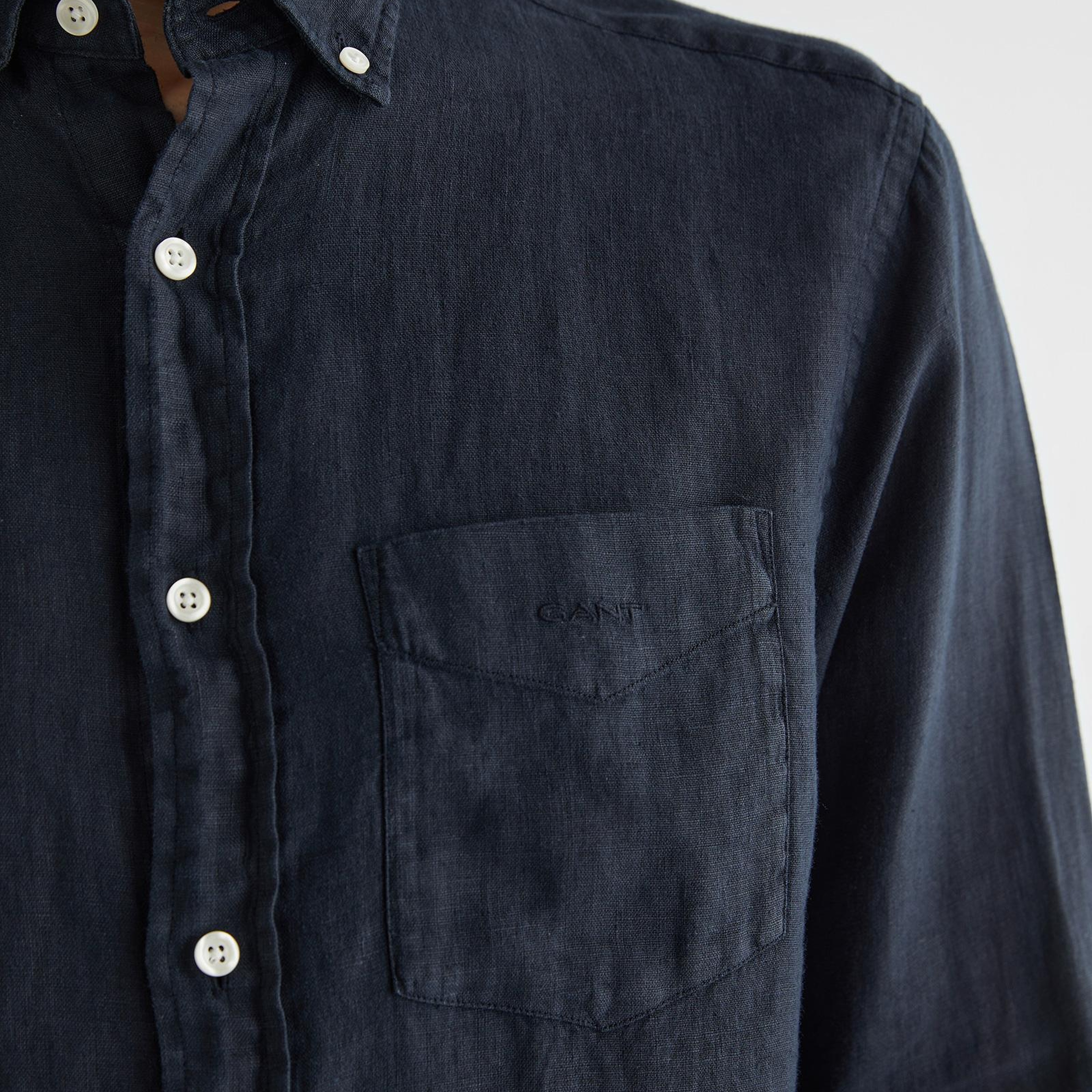 GANT Erkek Siyah Regular Fit Düğmeli Yaka Keten Gömlek