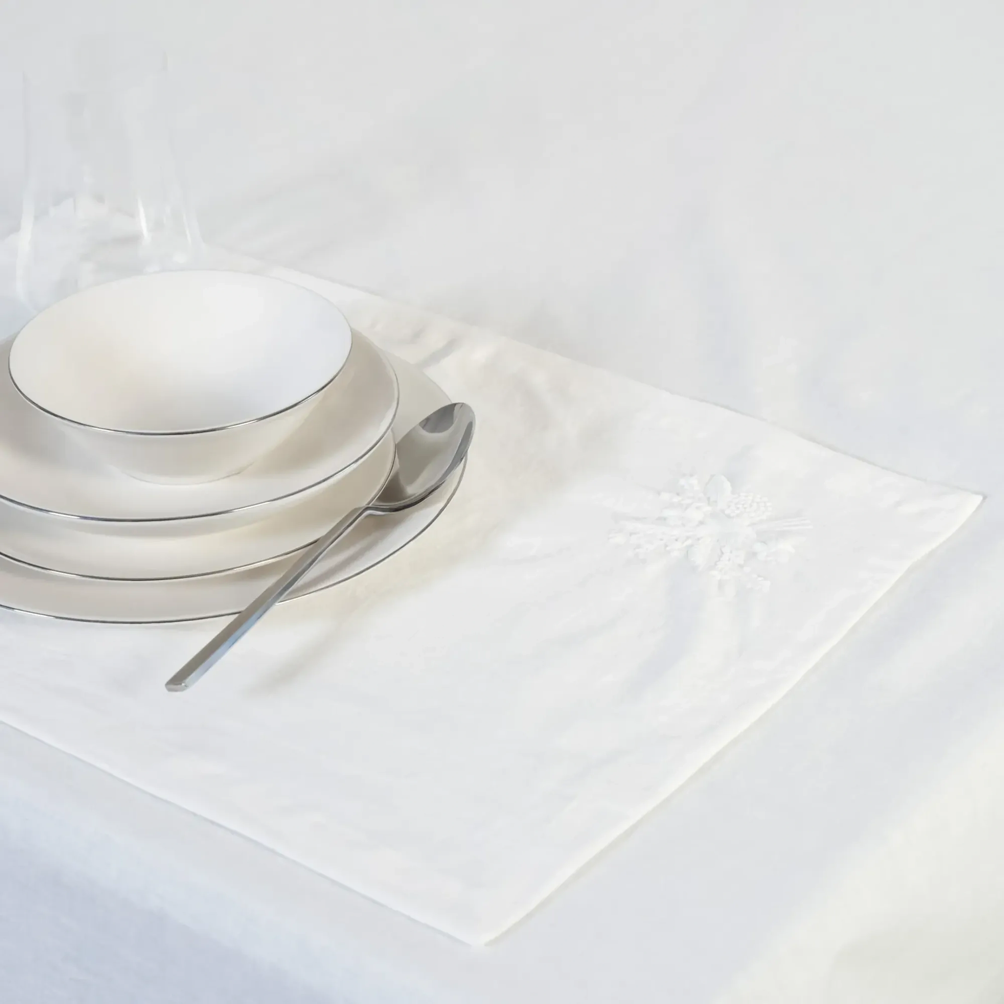 Qua Home Julien Pamuk Keten Çiçek Nakışlı Amerikan Servis Beyaz 35*50 cm