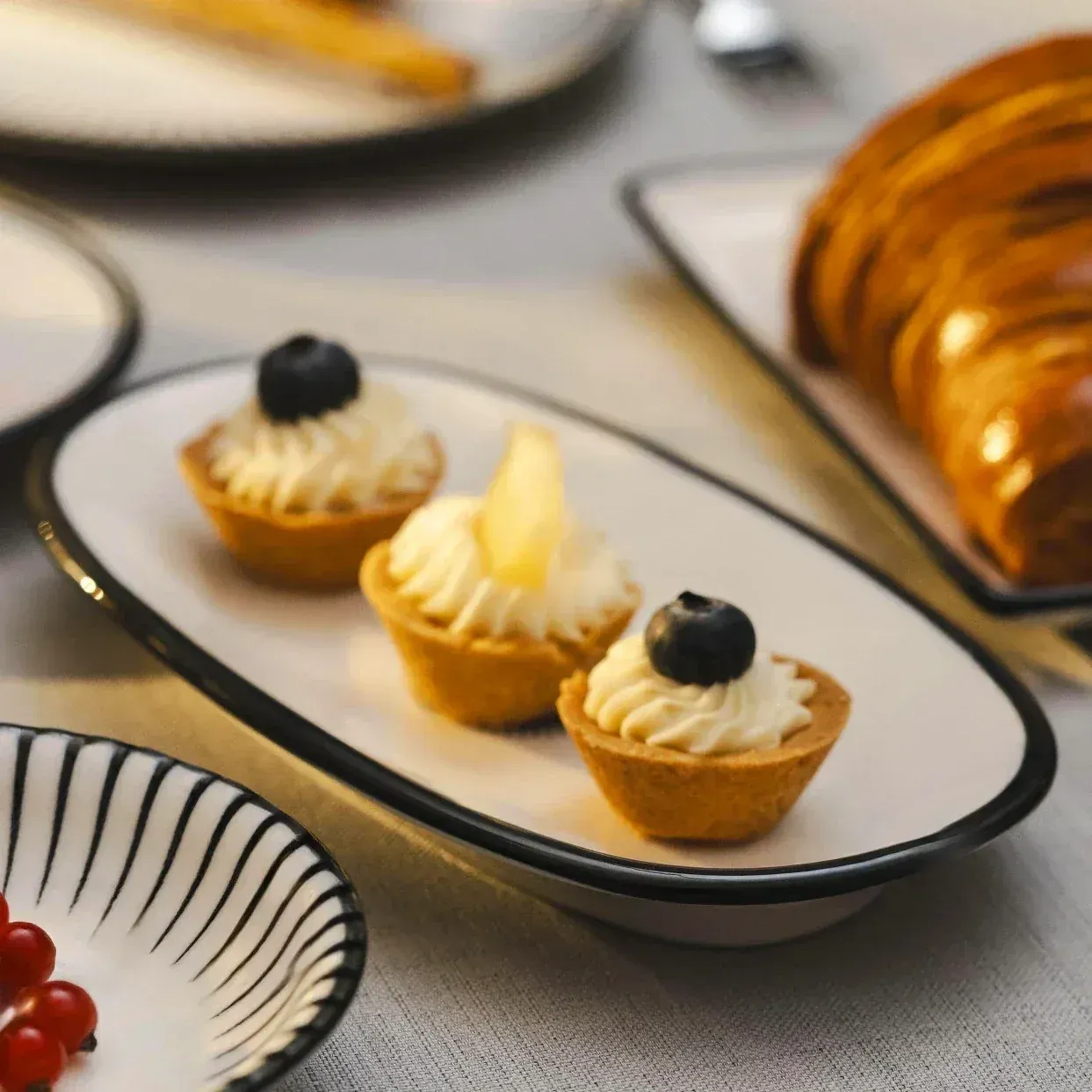 Qua Home Aspen Siyah Çizgili Kayık Tabak 25x14 cm