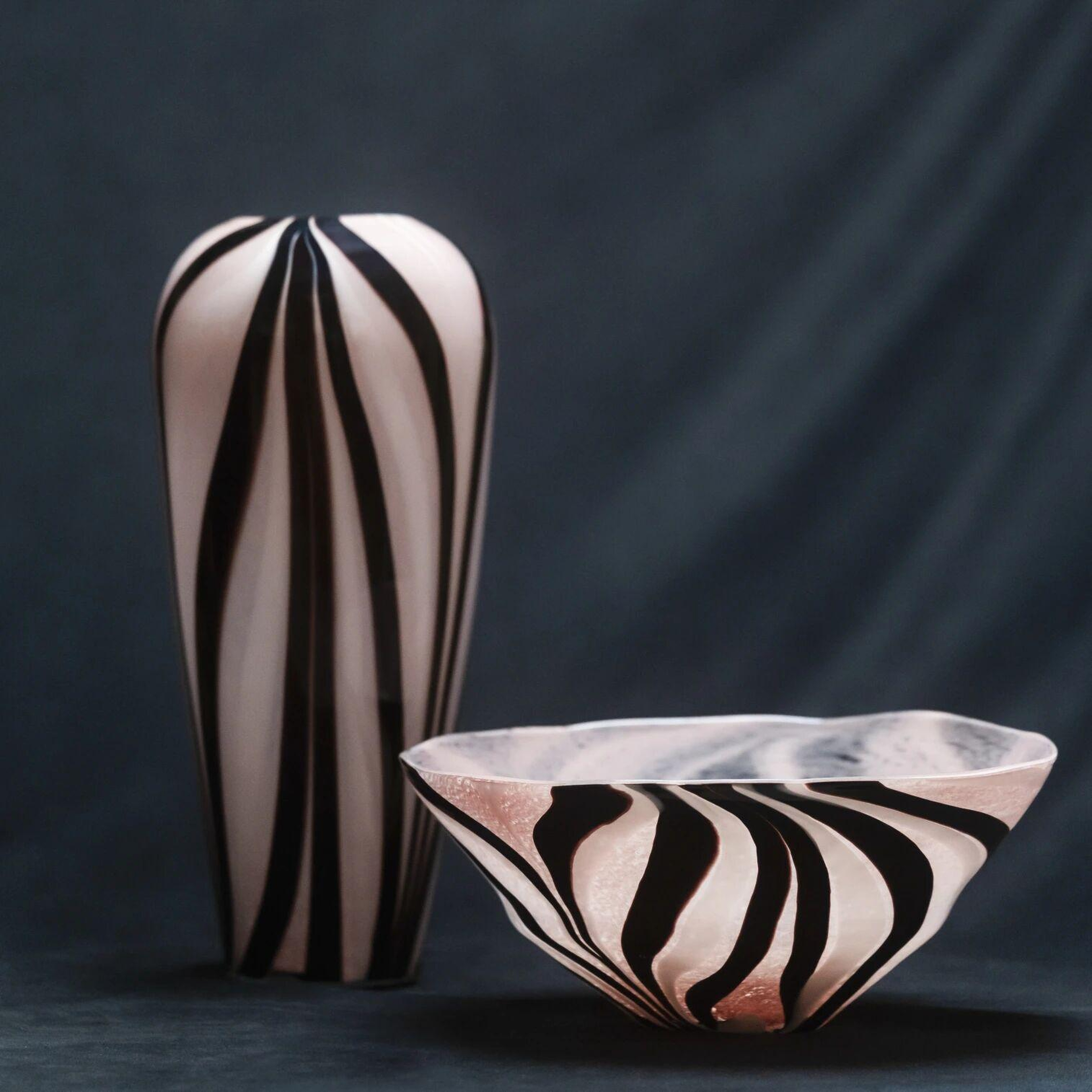 Qua Home Romy Pembe Siyah Cam Vazo 31x16 cm