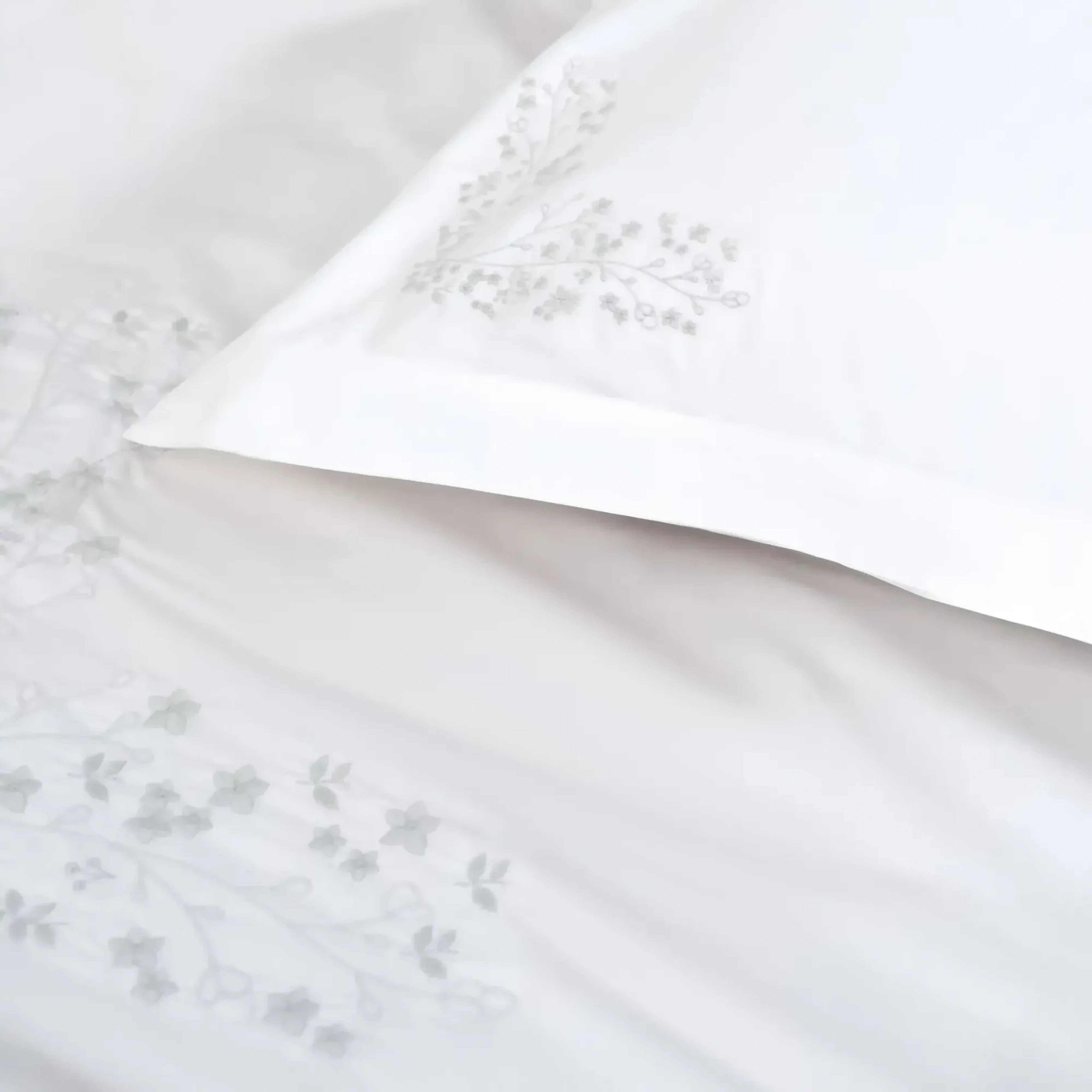 Qua Home Milo 300 Tc Pamuk Saten Nakışlı ve Ajurlu King Size Nevresim Seti Beyaz Gri