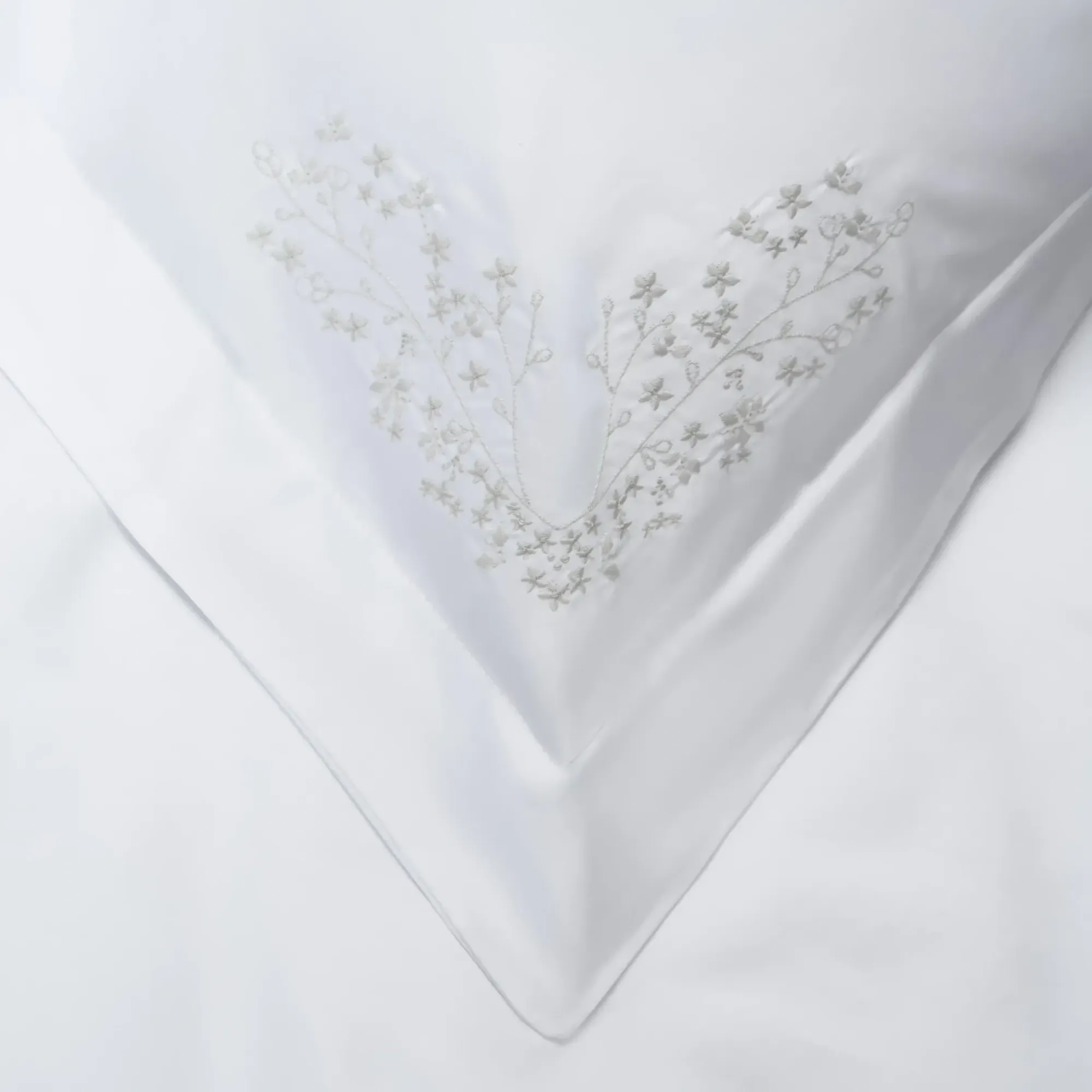 Qua Home Milo 300 Tc Pamuk Saten Nakışlı ve Ajurlu King Size Nevresim Seti Beyaz Gri