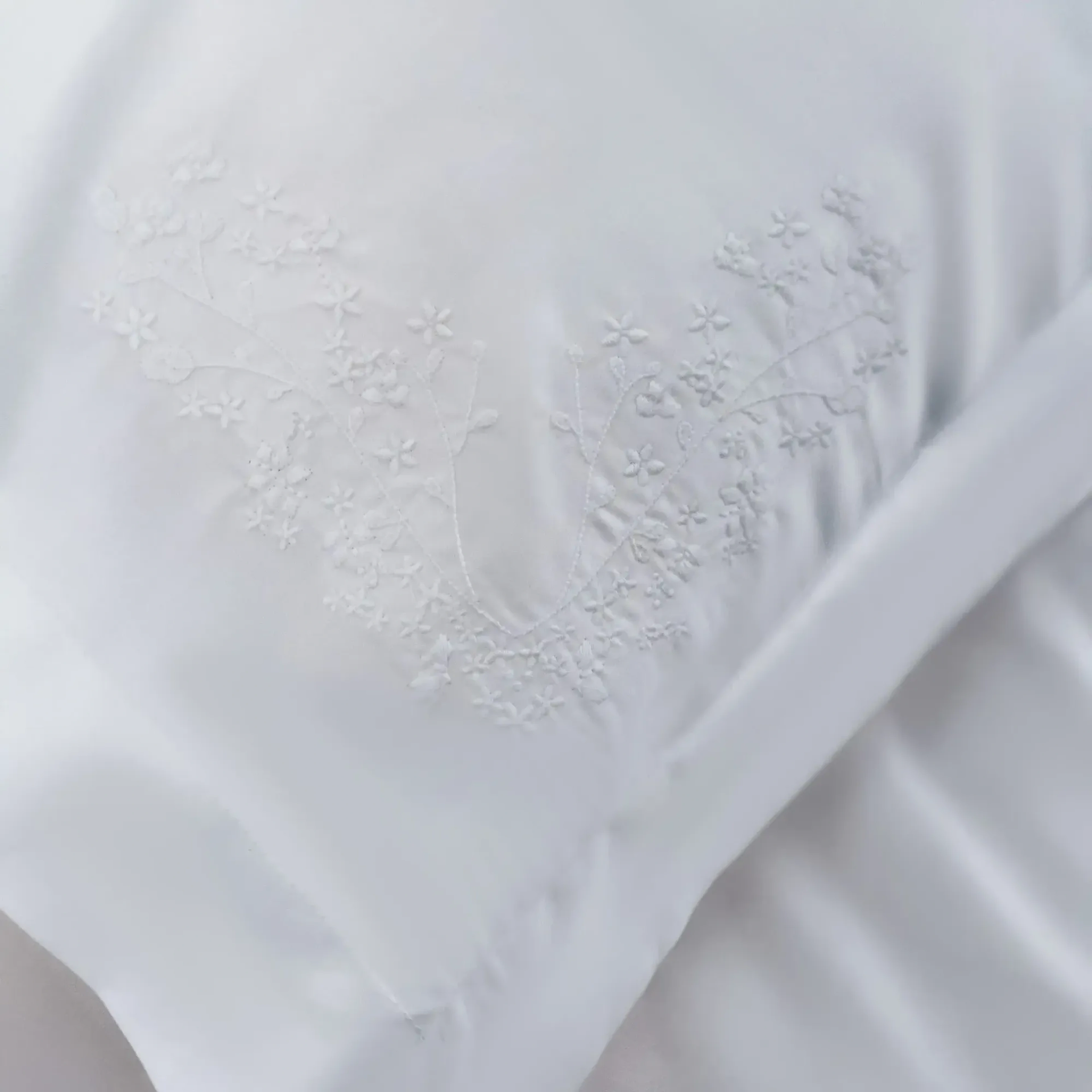 Qua Home Milo 300 Tc Pamuk Saten Nakışlı ve Ajurlu King Size Nevresim Seti Beyaz