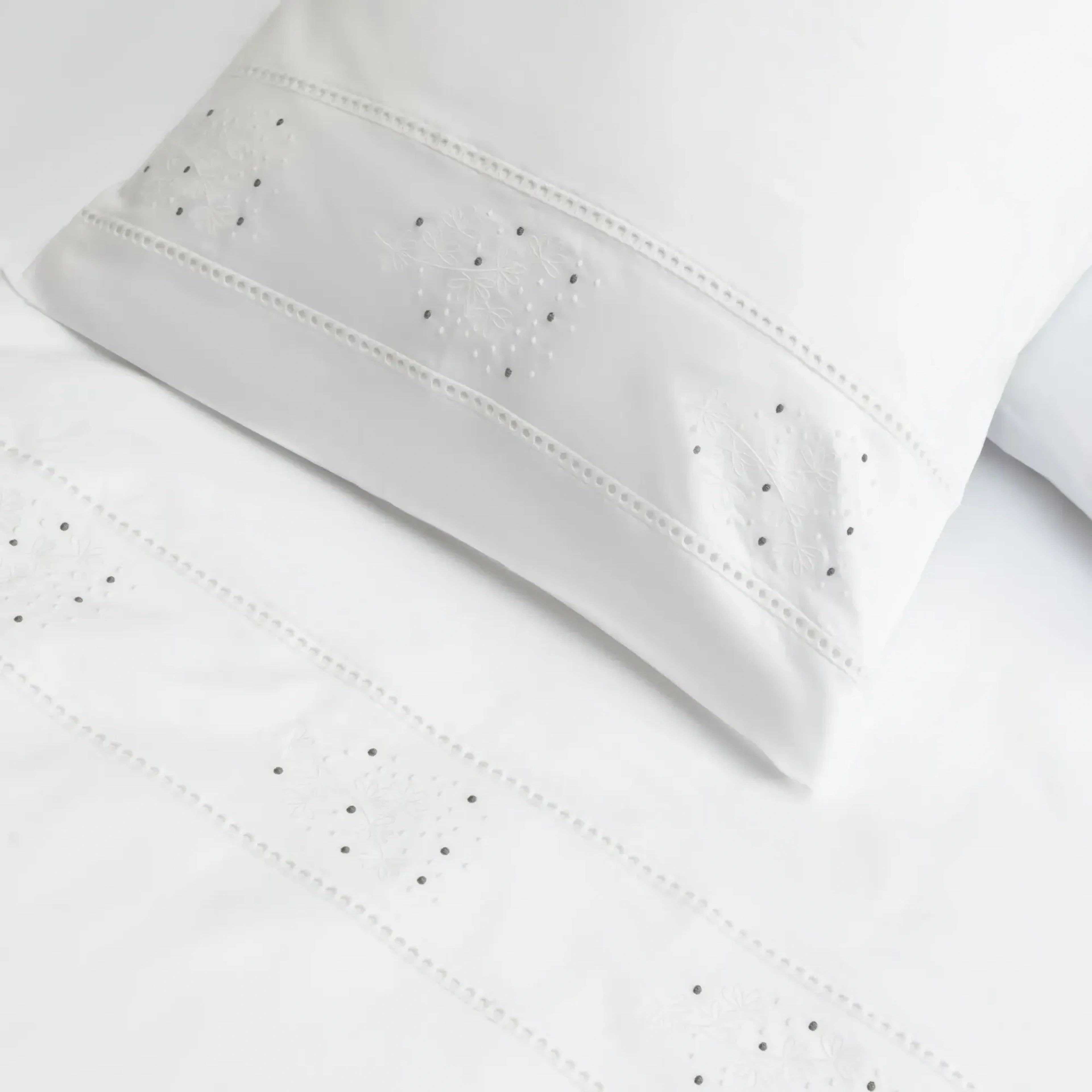 Qua Home Grace 300 Tc Pamuk Perkal Nakışlı ve Ajurlu King Size Nevresim Seti Beyaz