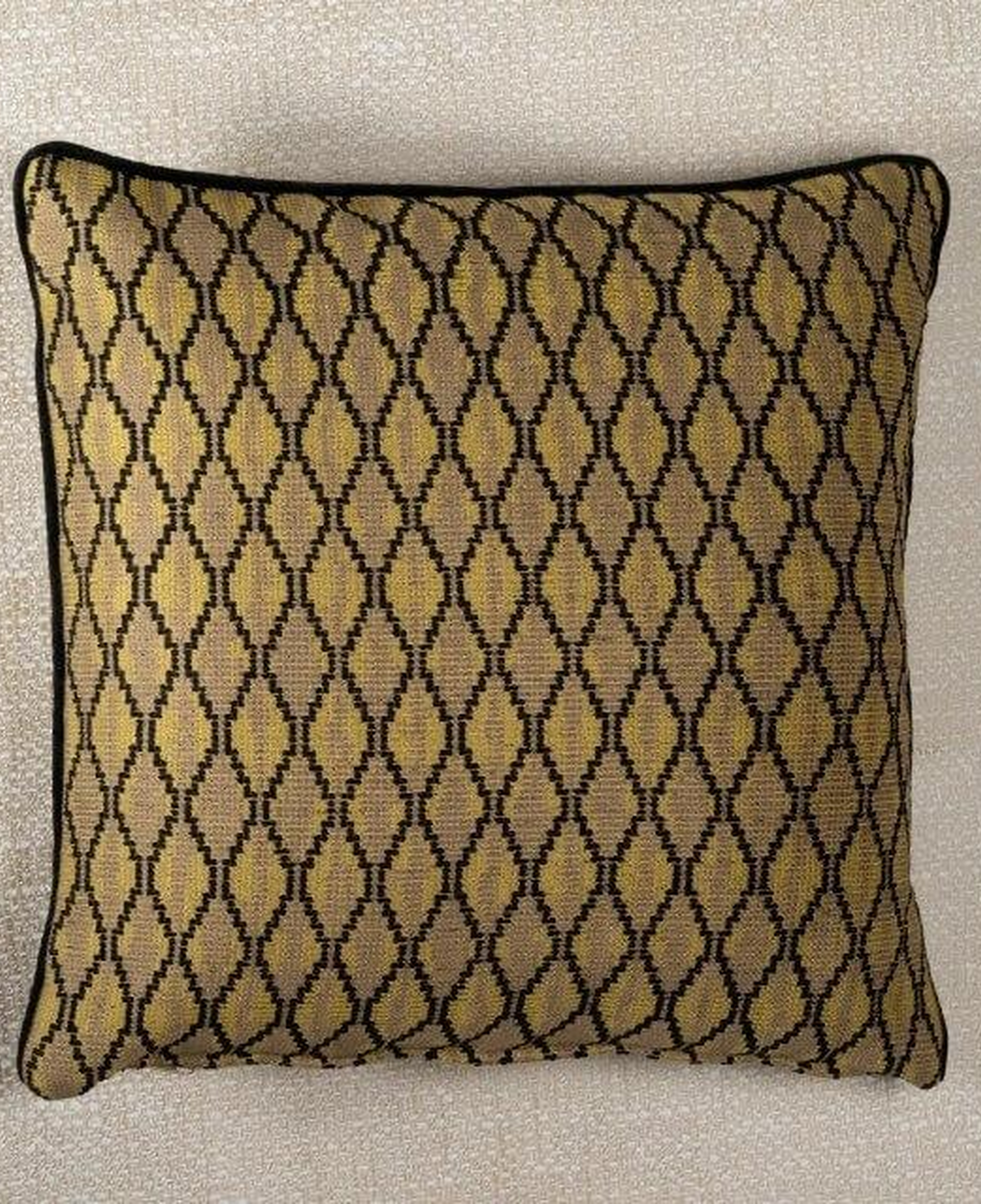 Qua Home Roche Biyeli Dekoratif Kırlent Vizon Siyah 45x45