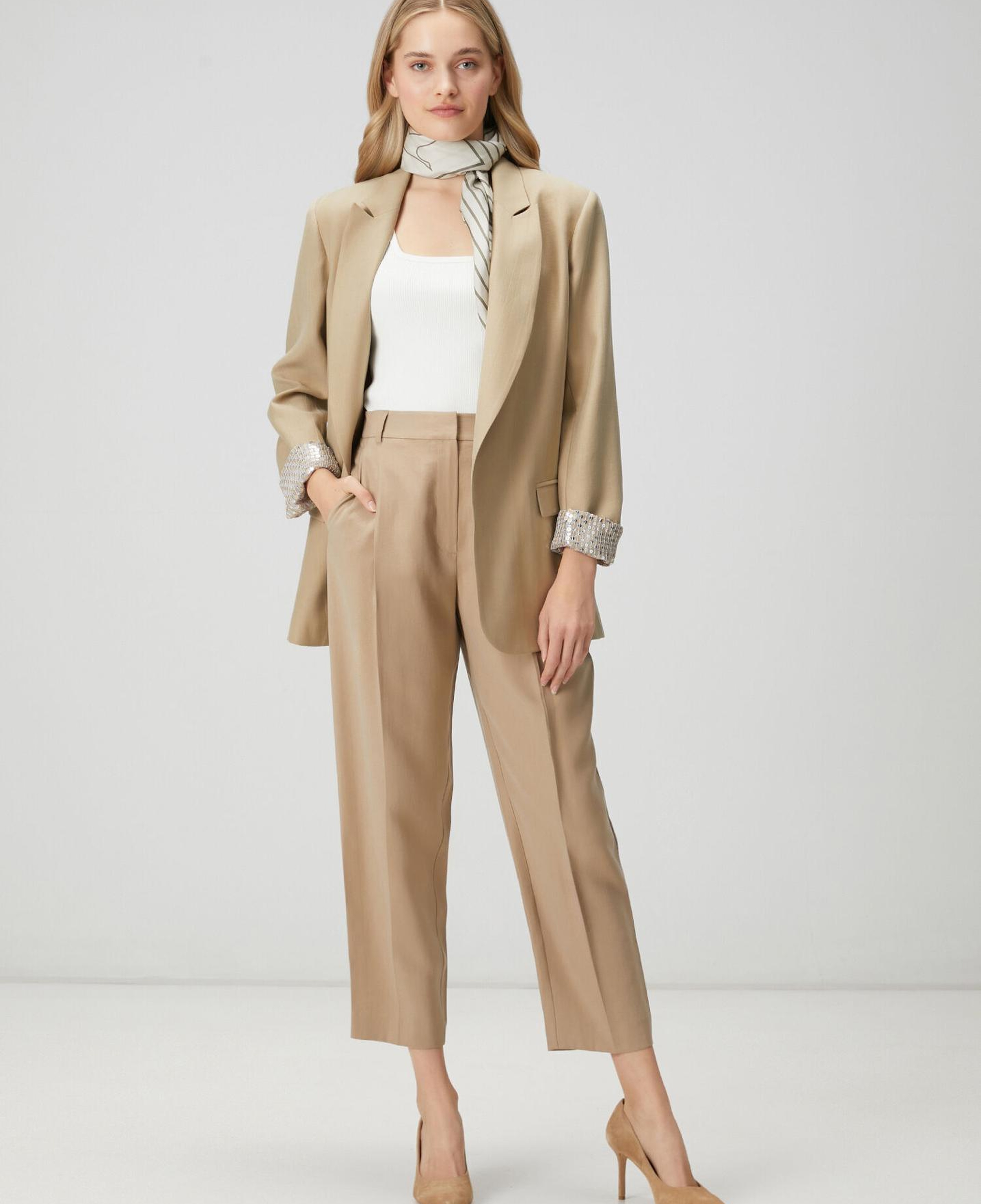 Beymen Club Kadın Bej Pileli Kemerli Havuç Pantolon