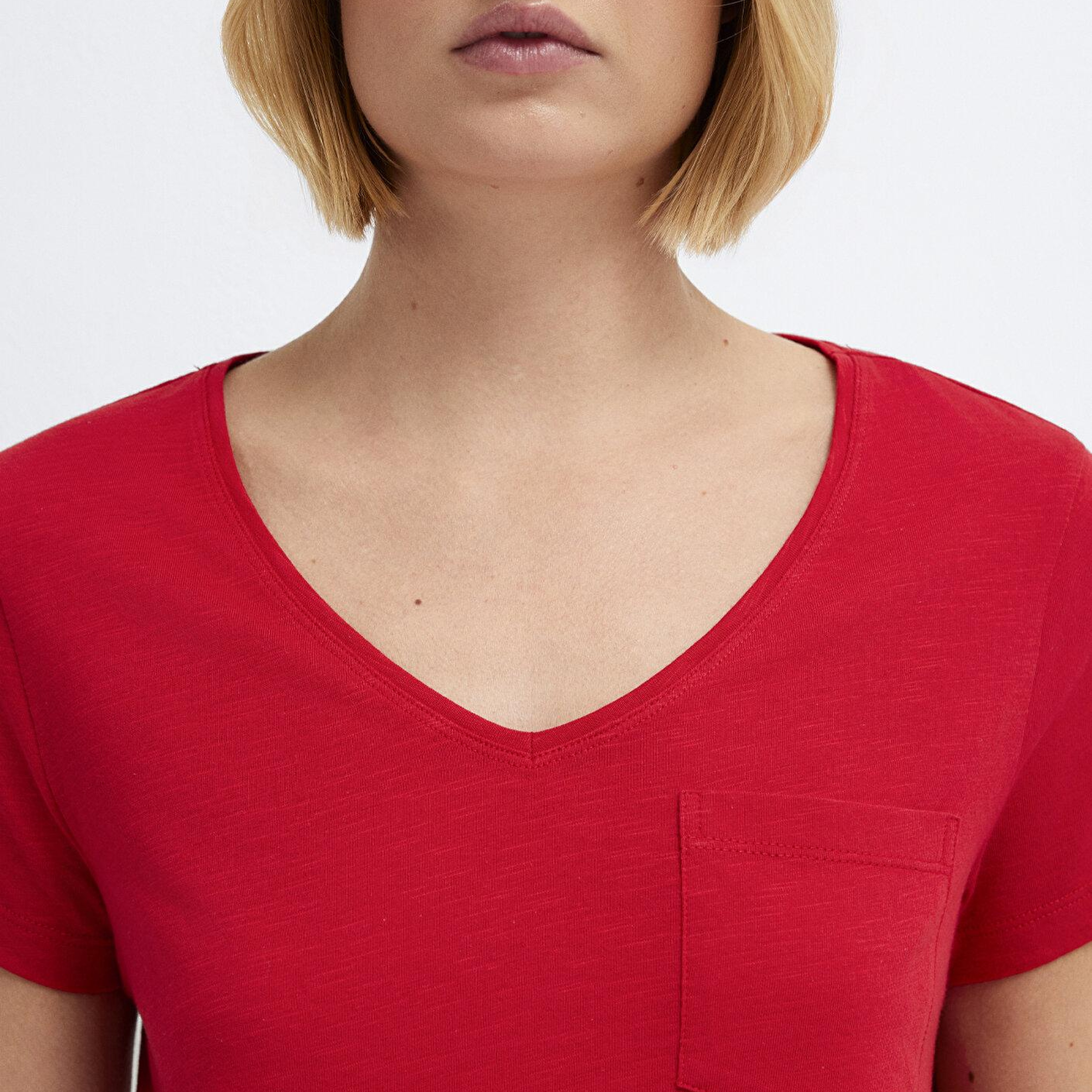 Mavi V Yaka Kırmızı Basic Tişört Slim Fit / Dar Kesim 1614178-86417