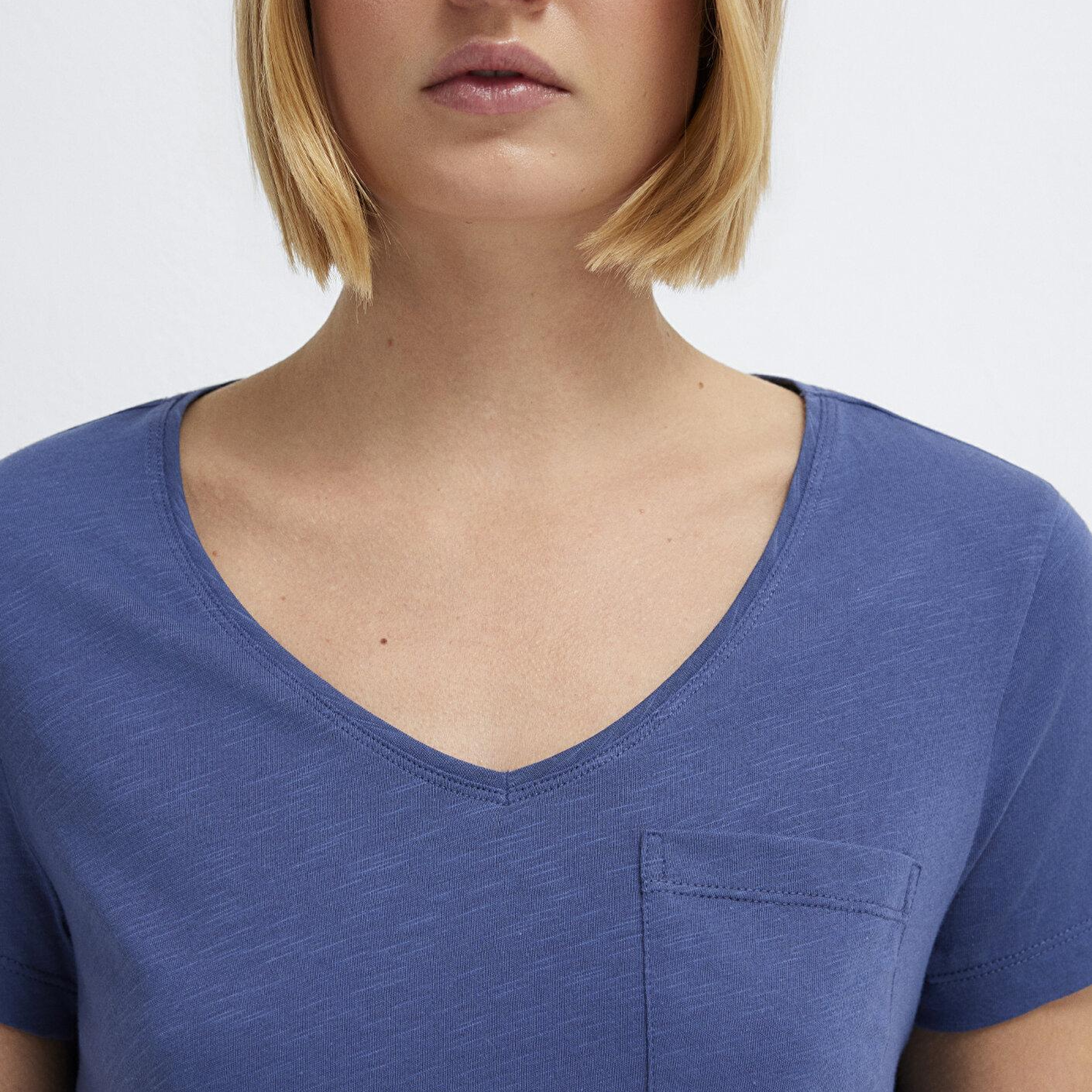 Mavi V Yaka Mavi Basic Tişört Slim Fit / Dar Kesim 1614178-70757