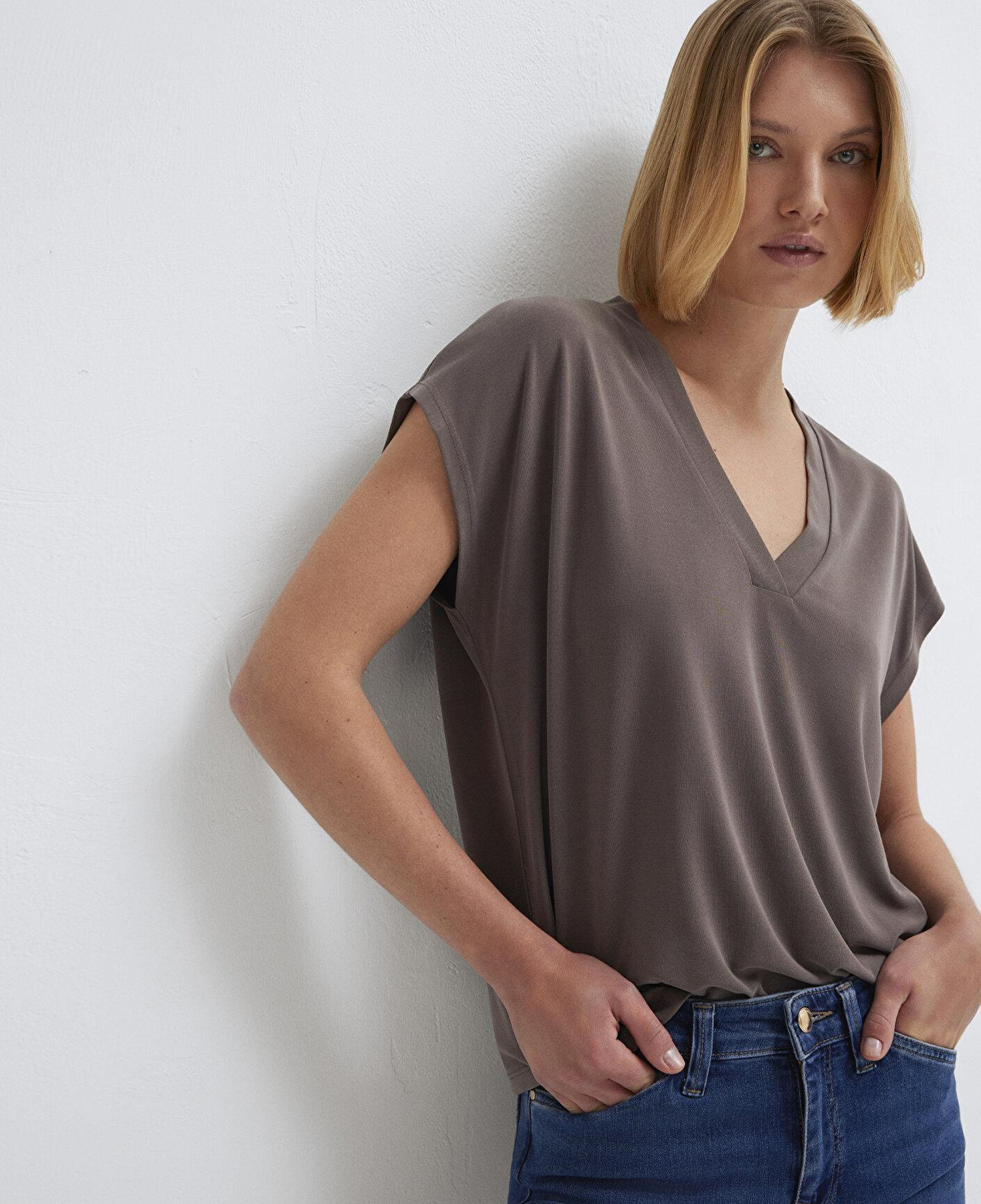 Mavi Soft-Premium Kahverengi (TENCEL™) Modal Karışımlı V Yaka Tişört Regular Fit / Normal Kesim 1612250-87537