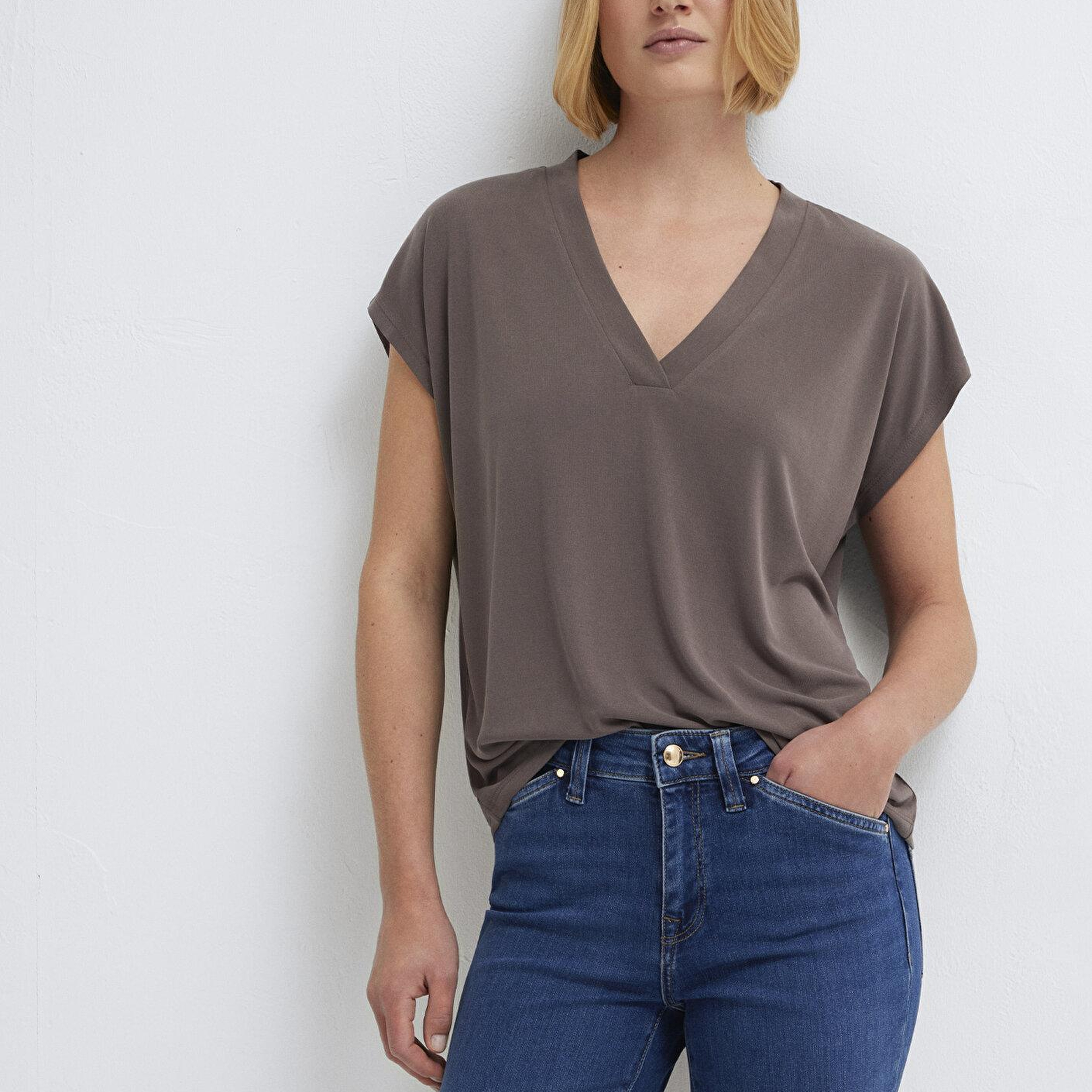 Mavi Soft-Premium Kahverengi (TENCEL™) Modal Karışımlı V Yaka Tişört Regular Fit / Normal Kesim 1612250-87537