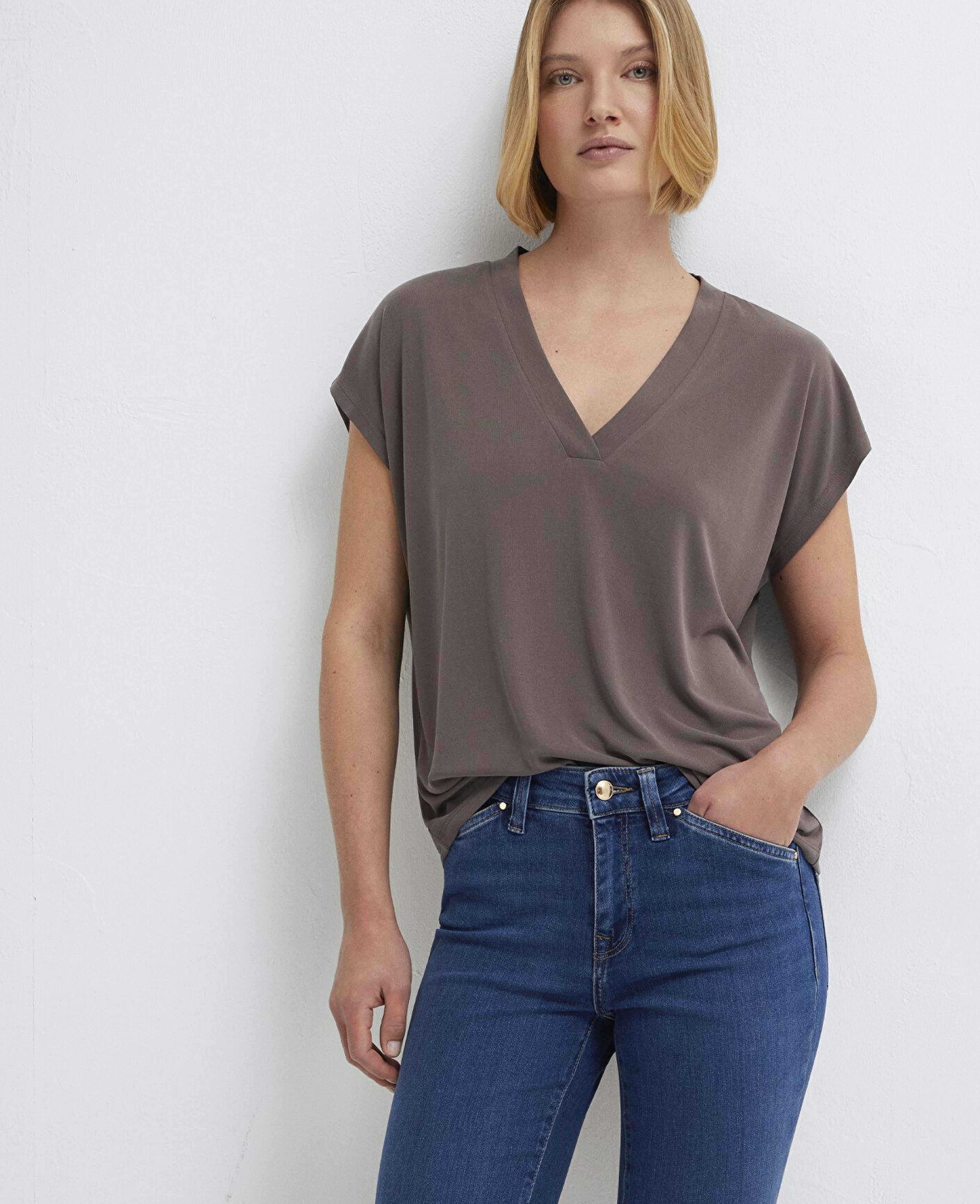 Mavi Soft-Premium Kahverengi (TENCEL™) Modal Karışımlı V Yaka Tişört Regular Fit / Normal Kesim 1612250-87537