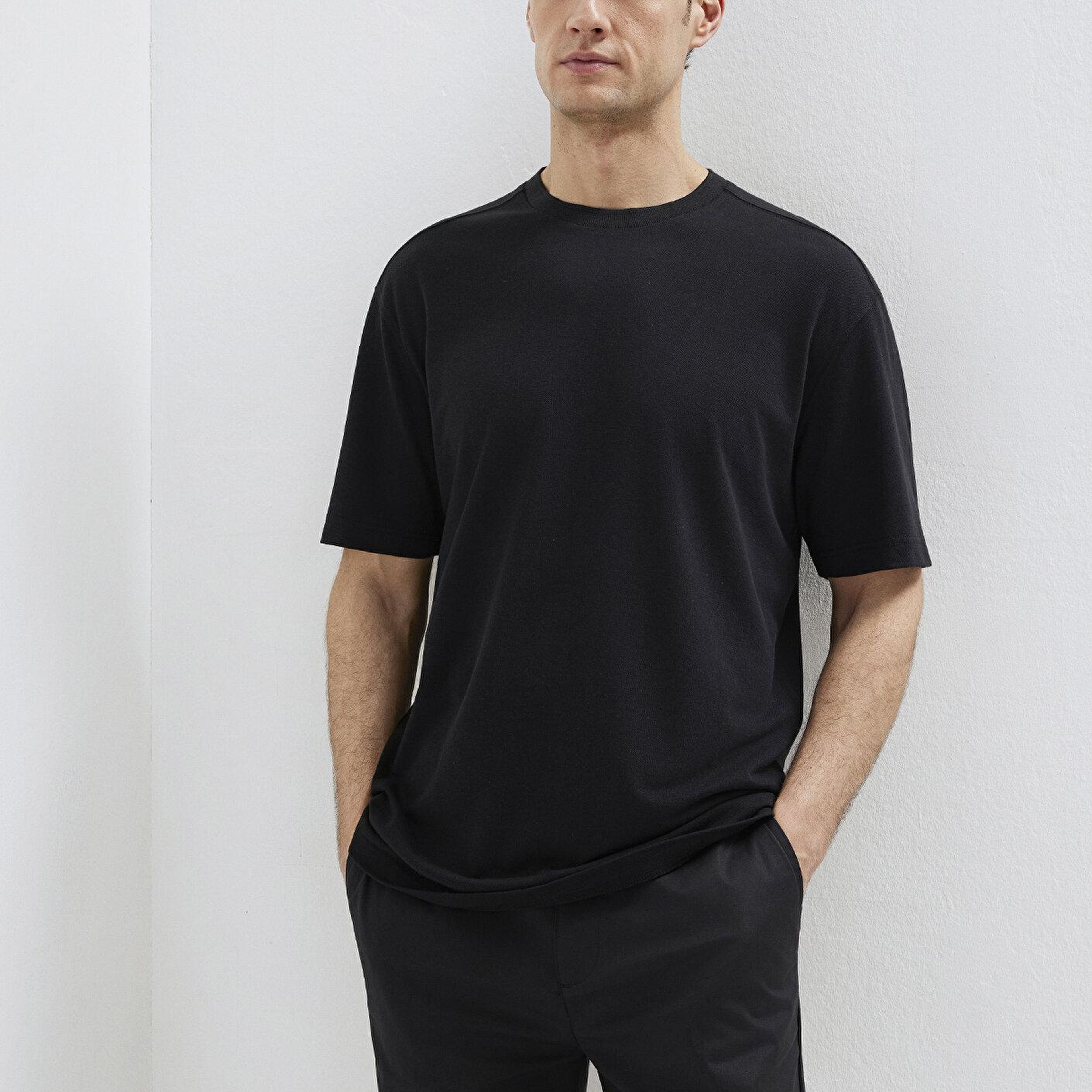Mavi Soft-Premium Siyah (TENCEL™) Liyosel Karışımlı Tişört Loose Fit / Bol Rahat Kesim 0613468-900