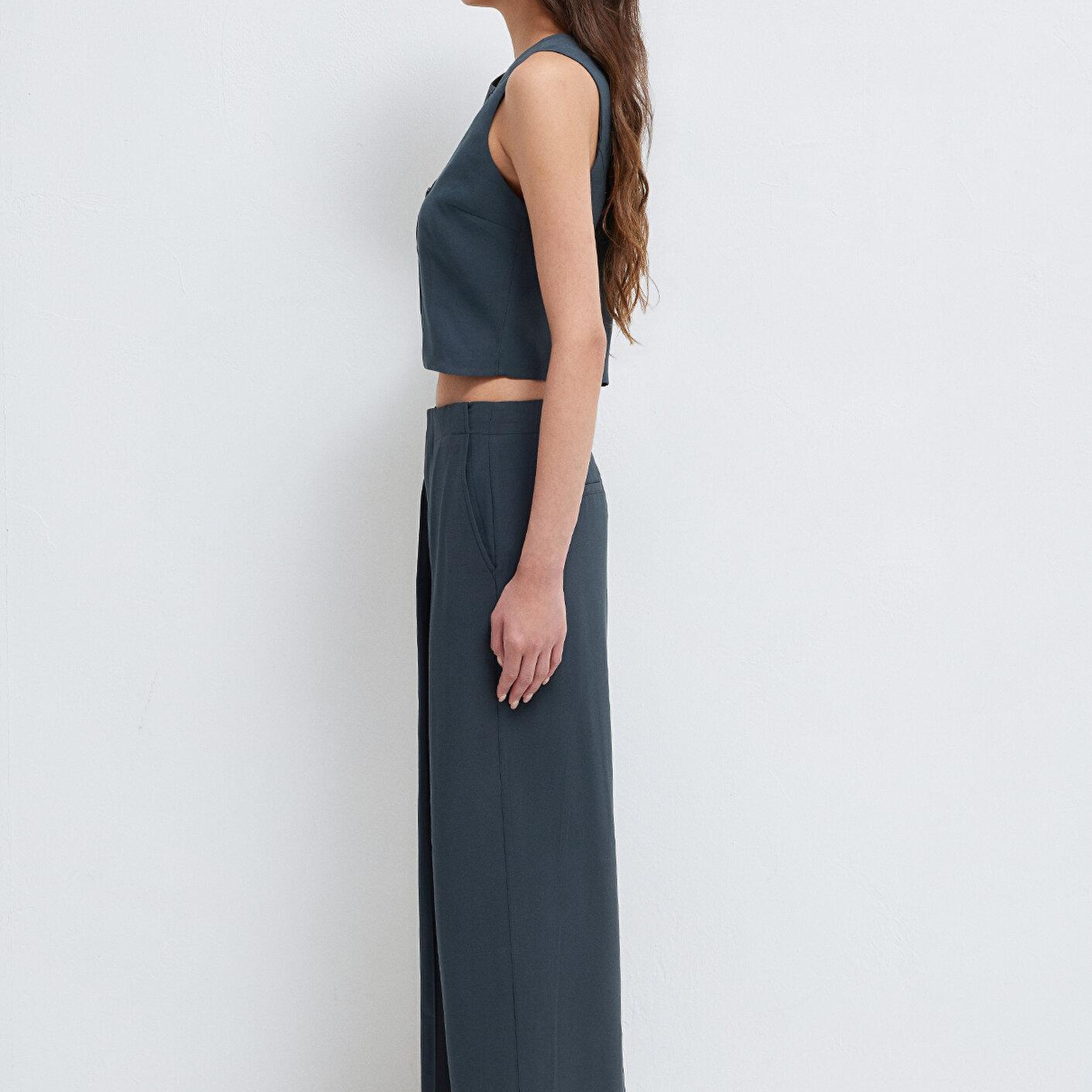 Mavi Sırt Detaylı Antrasit Yelek Crop / Kısa Kesim 1211516-91480