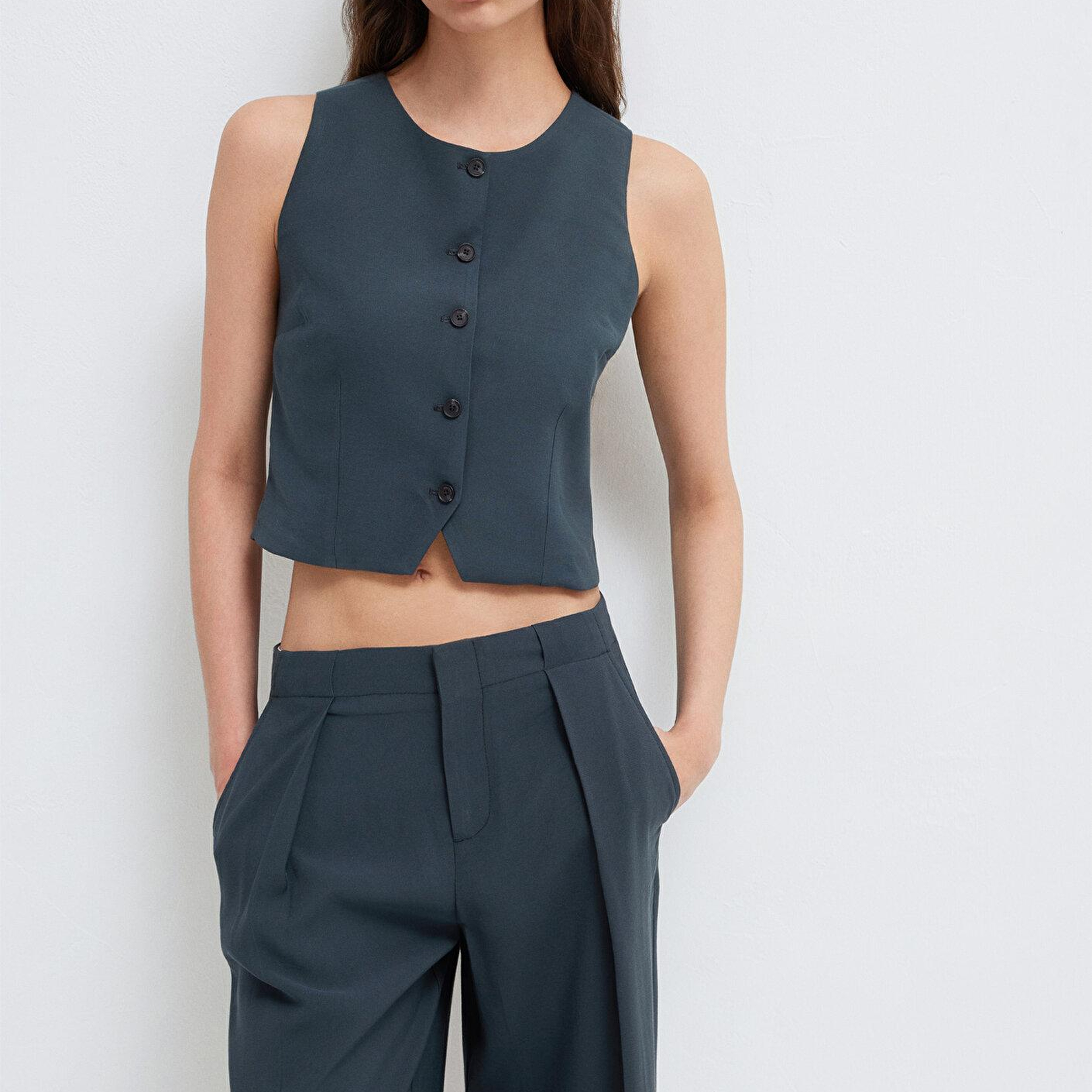 Mavi Sırt Detaylı Antrasit Yelek Crop / Kısa Kesim 1211516-91480