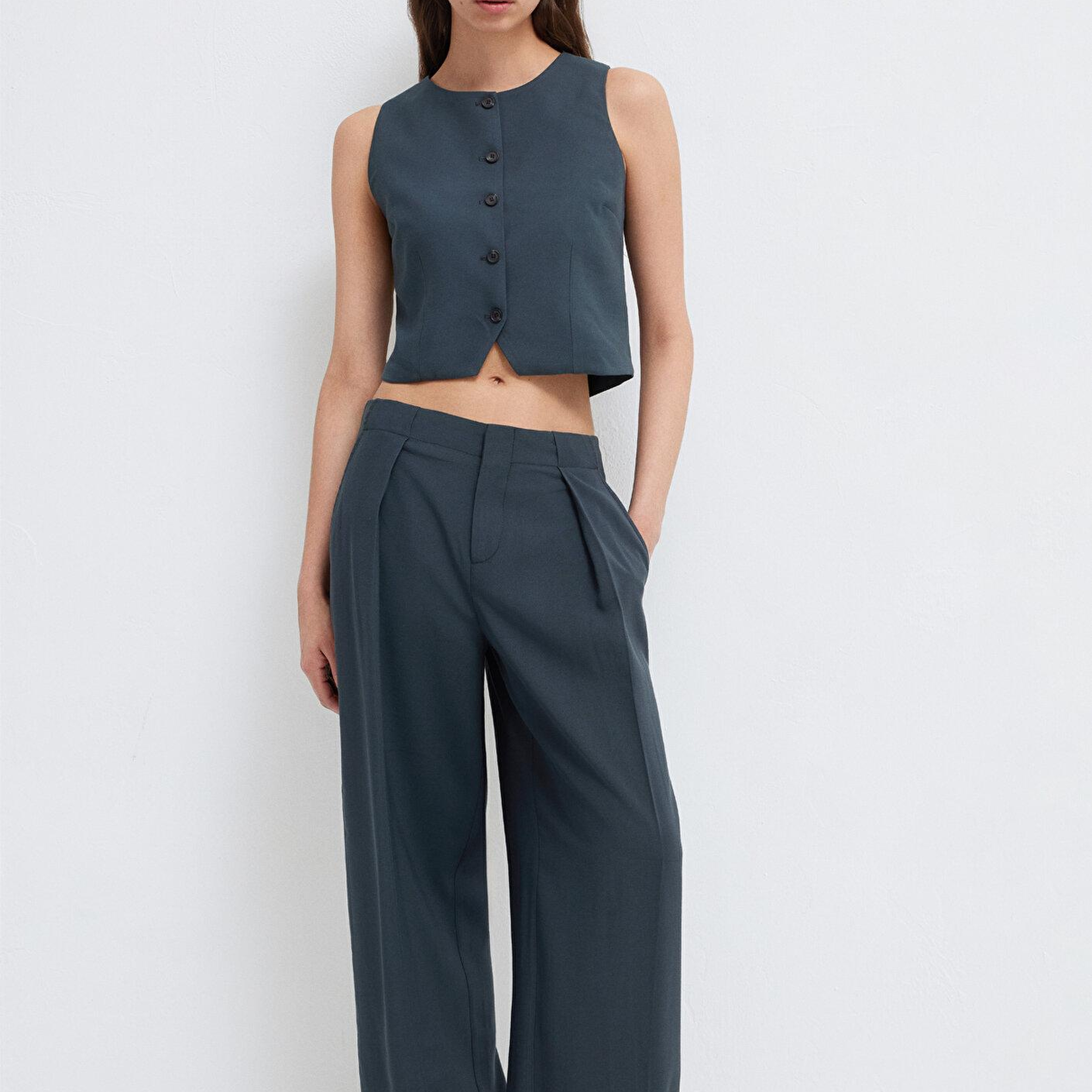 Mavi Sırt Detaylı Antrasit Yelek Crop / Kısa Kesim 1211516-91480