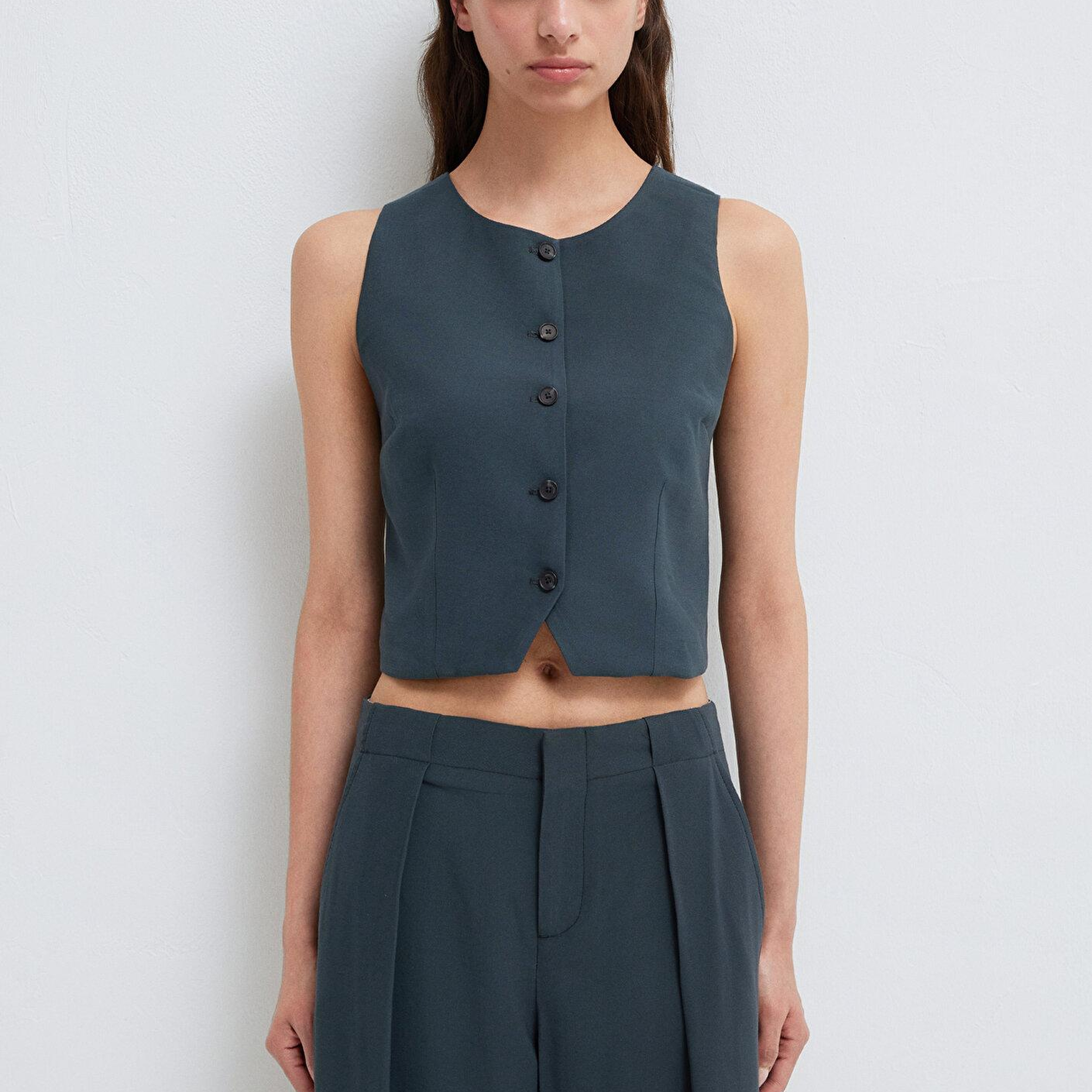 Mavi Sırt Detaylı Antrasit Yelek Crop / Kısa Kesim 1211516-91480