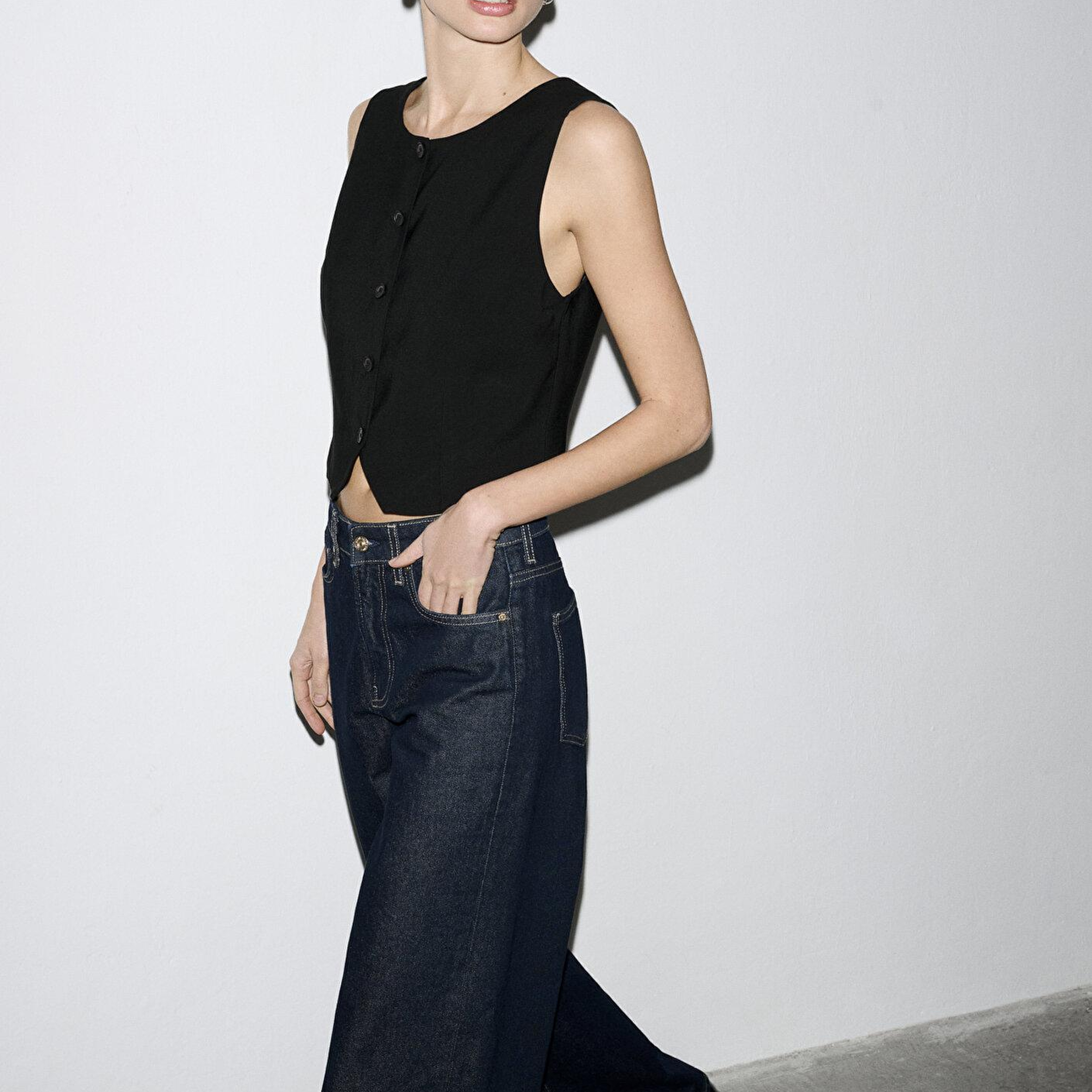 Mavi Sırt Detaylı Siyah Yelek Crop / Kısa Kesim 1211516-900