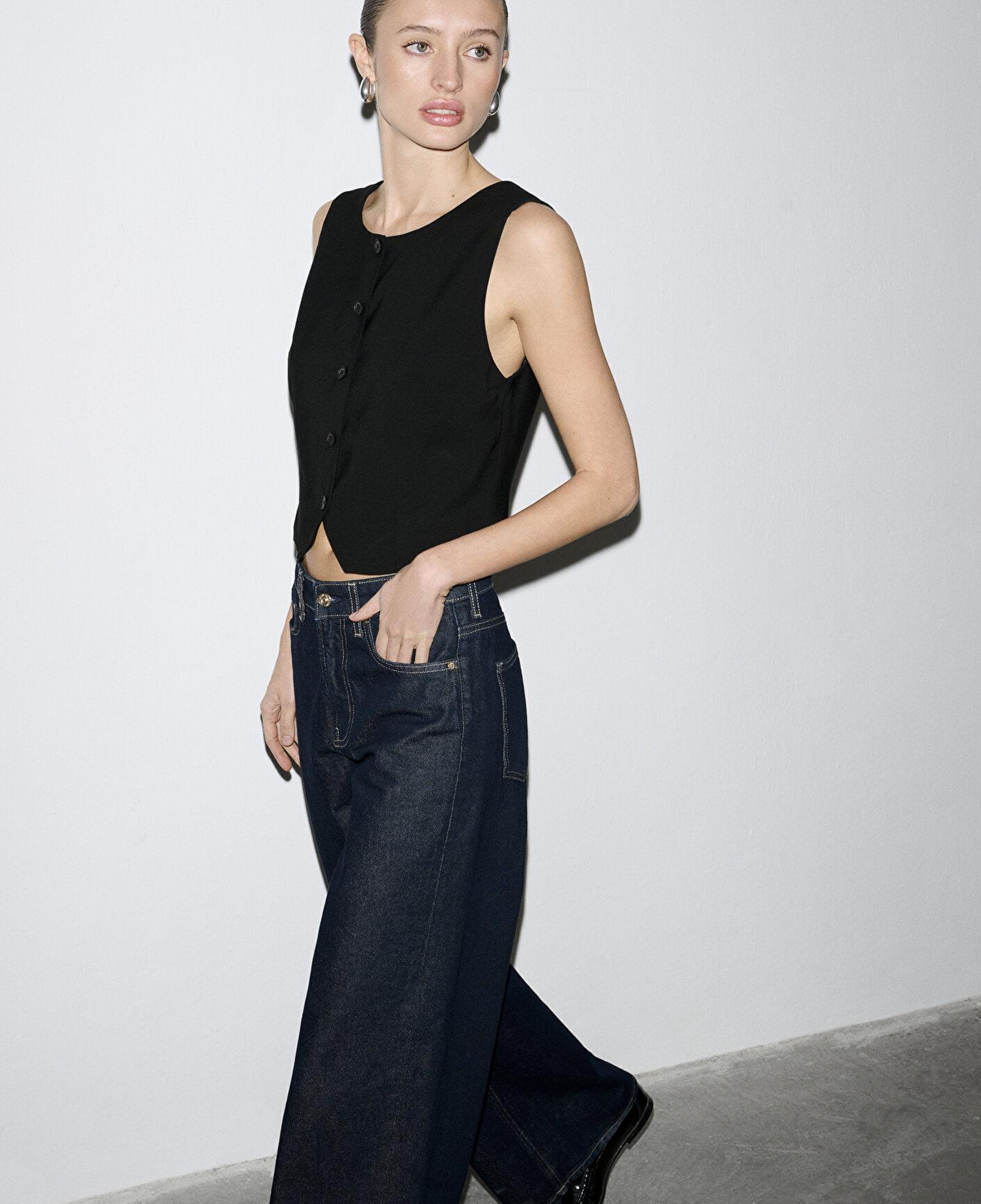 Mavi Sırt Detaylı Siyah Yelek Crop / Kısa Kesim 1211516-900