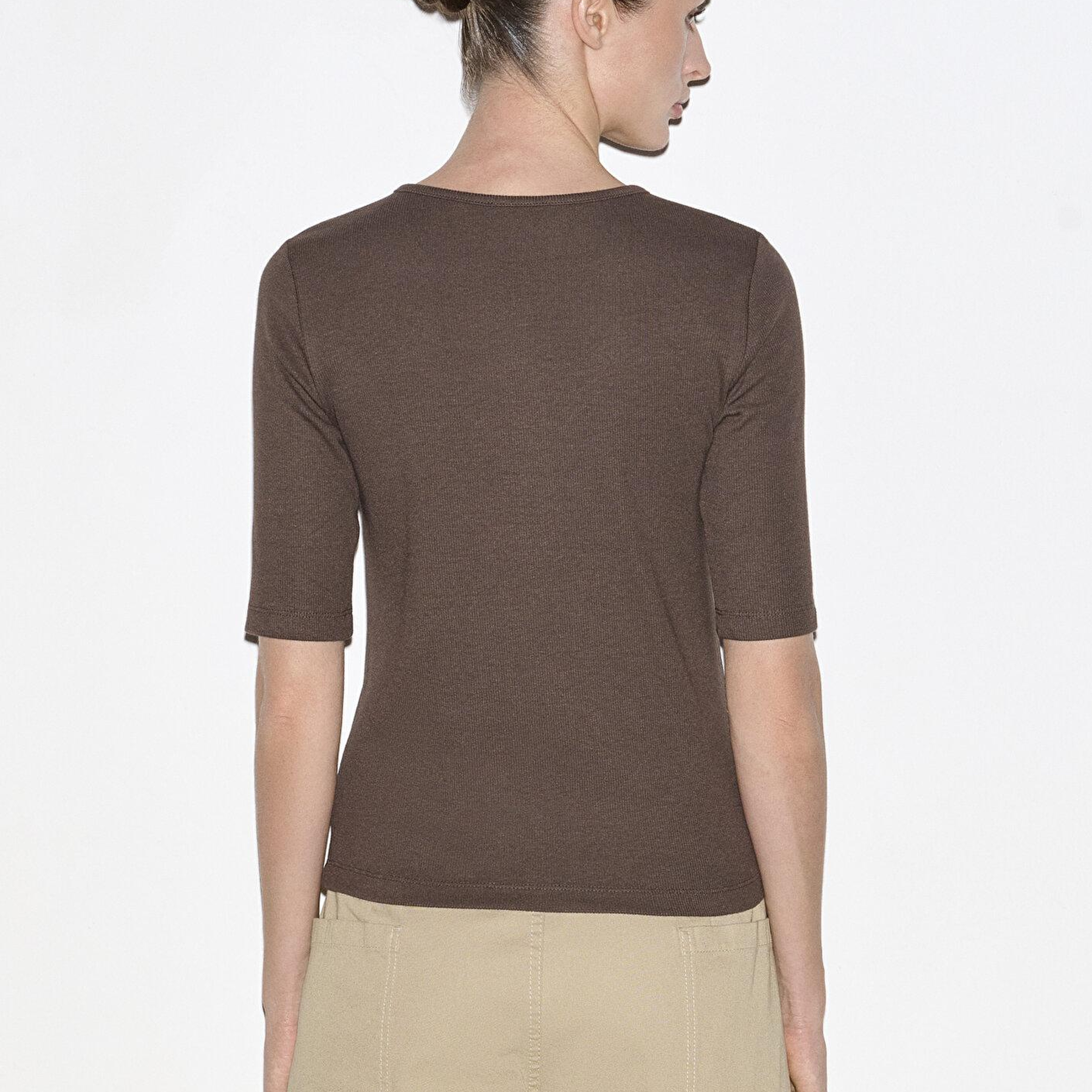 Mavi Düğme Detaylı Kahverengi Tişört Fitted / Vücuda Oturan Kesim 1613852-71603