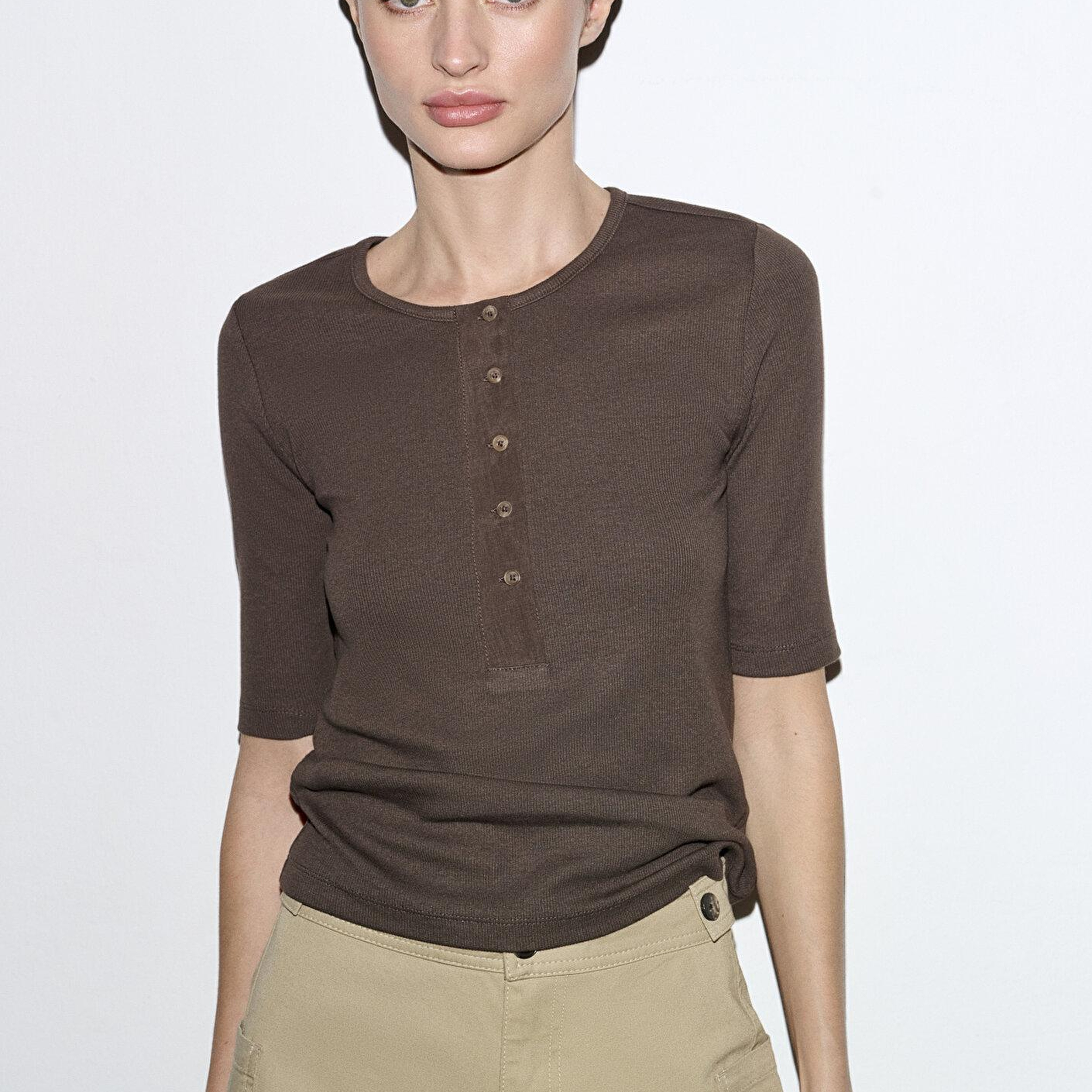 Mavi Düğme Detaylı Kahverengi Tişört Fitted / Vücuda Oturan Kesim 1613852-71603