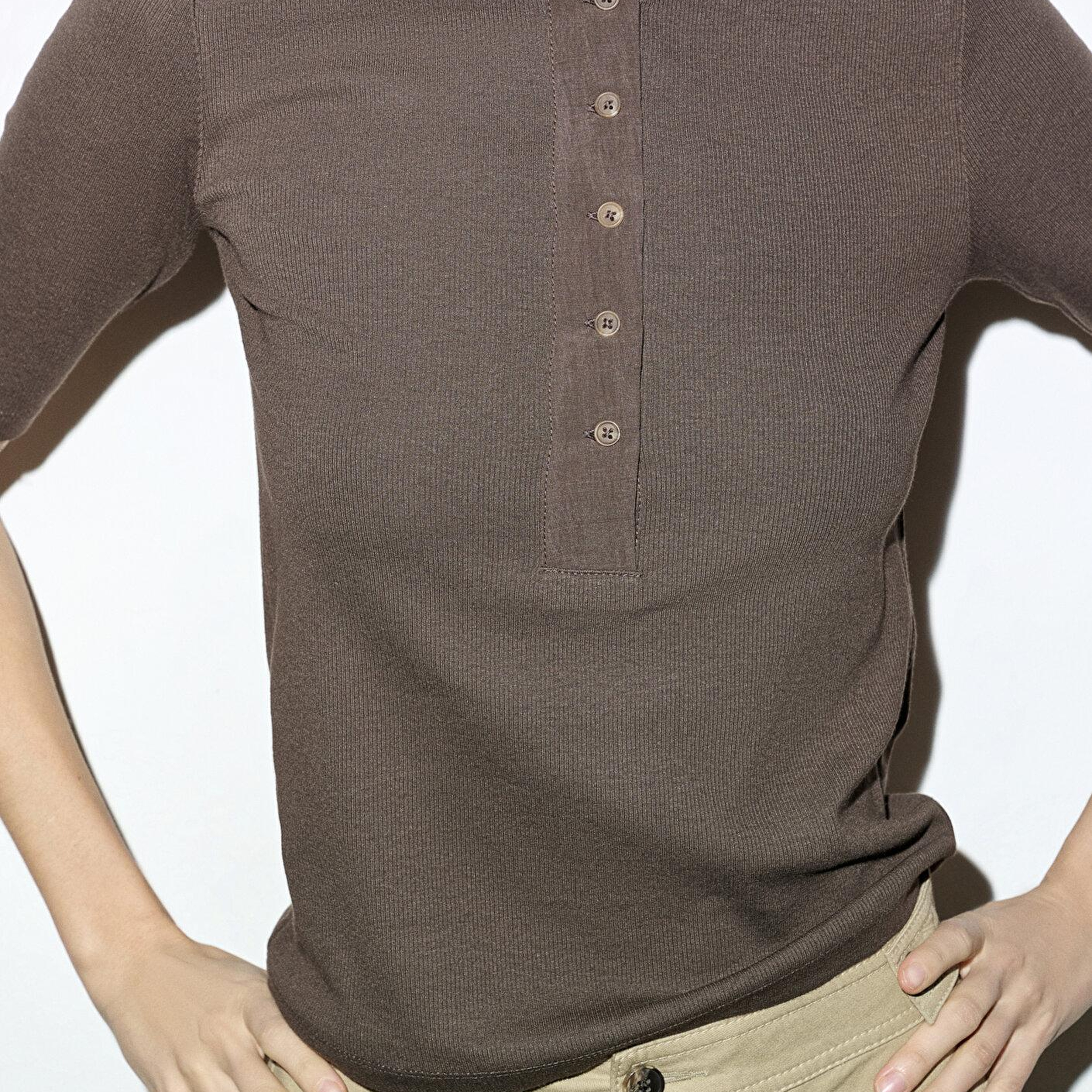 Mavi Düğme Detaylı Kahverengi Tişört Fitted / Vücuda Oturan Kesim 1613852-71603