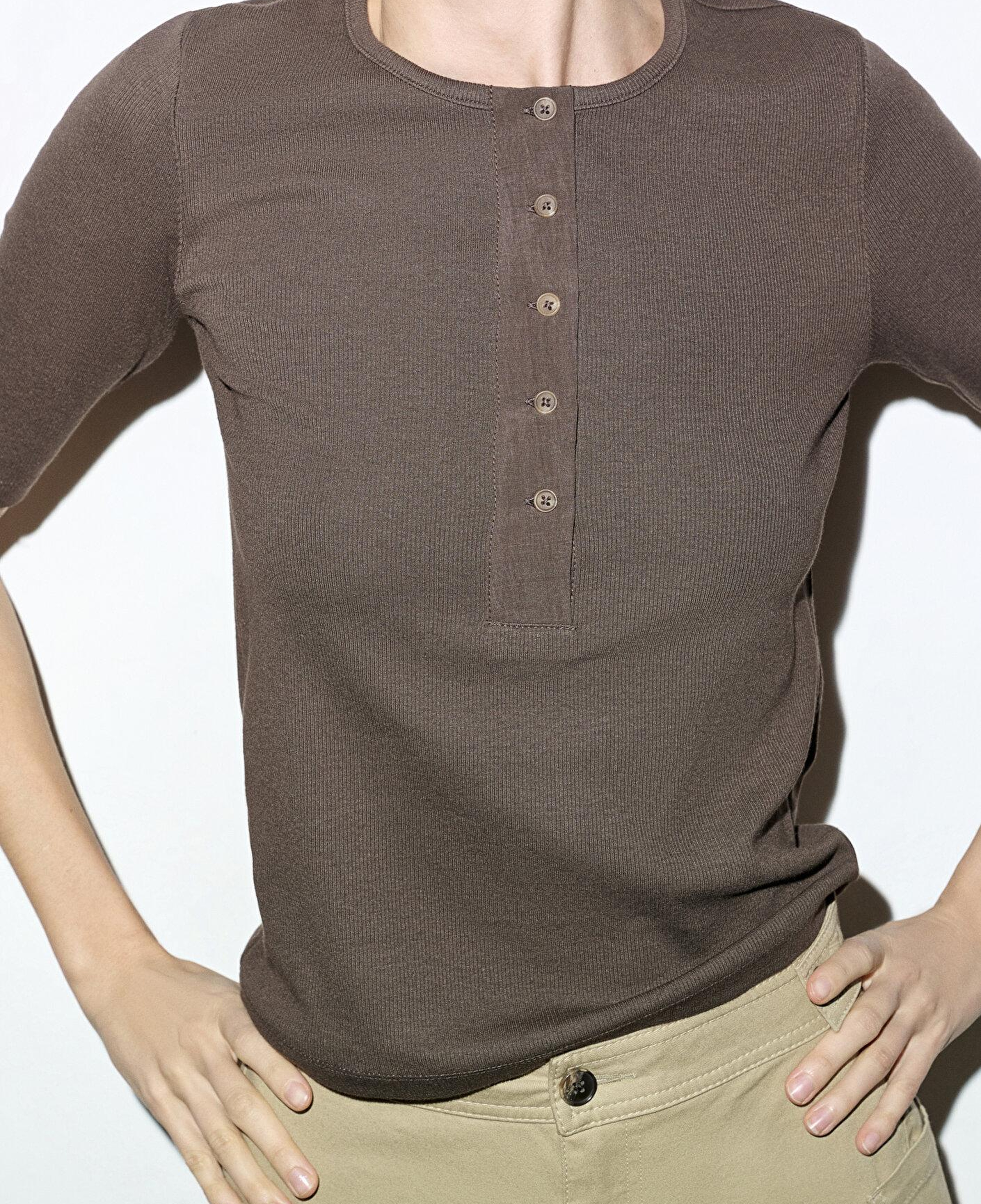 Mavi Düğme Detaylı Kahverengi Tişört Fitted / Vücuda Oturan Kesim 1613852-71603