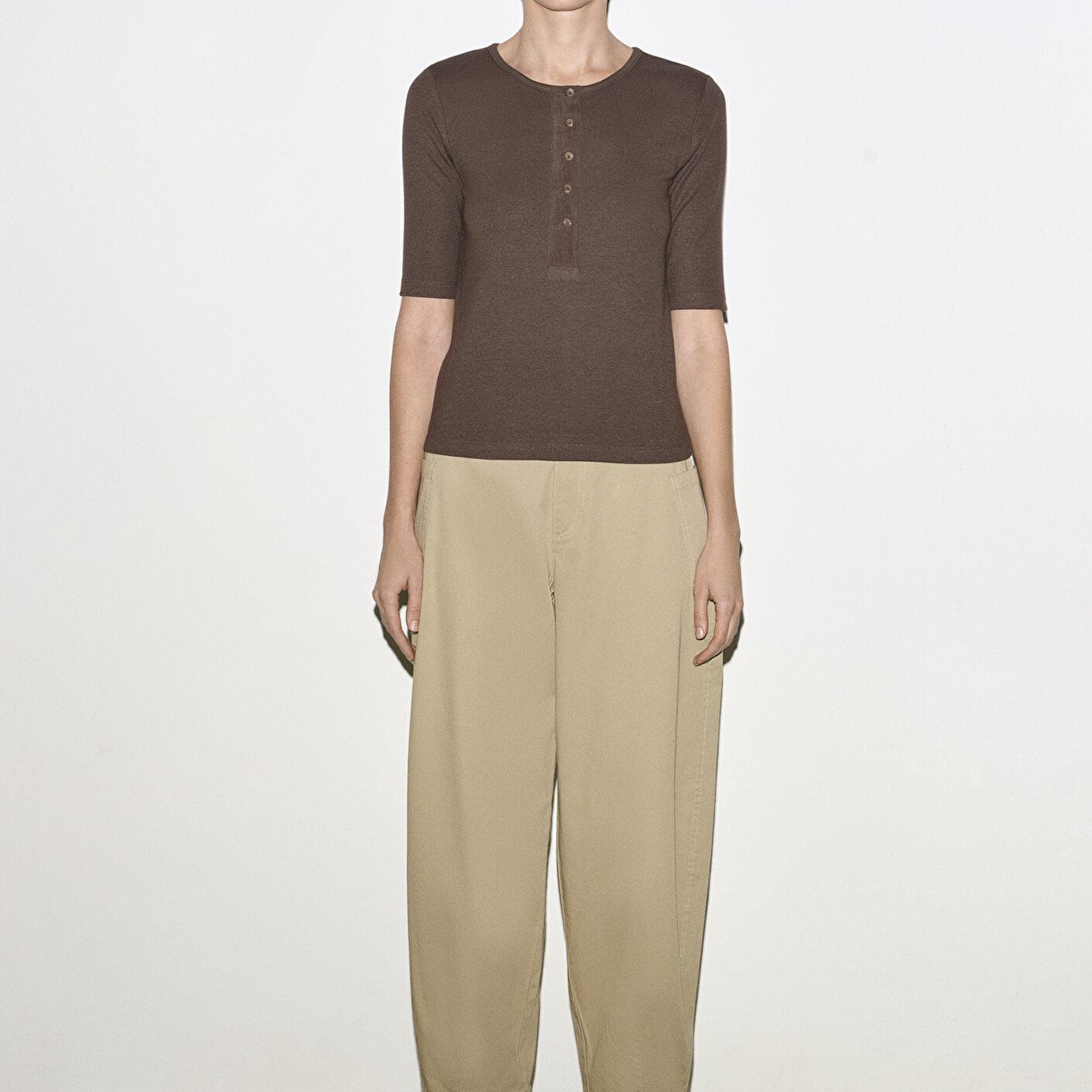 Mavi Düğme Detaylı Kahverengi Tişört Fitted / Vücuda Oturan Kesim 1613852-71603